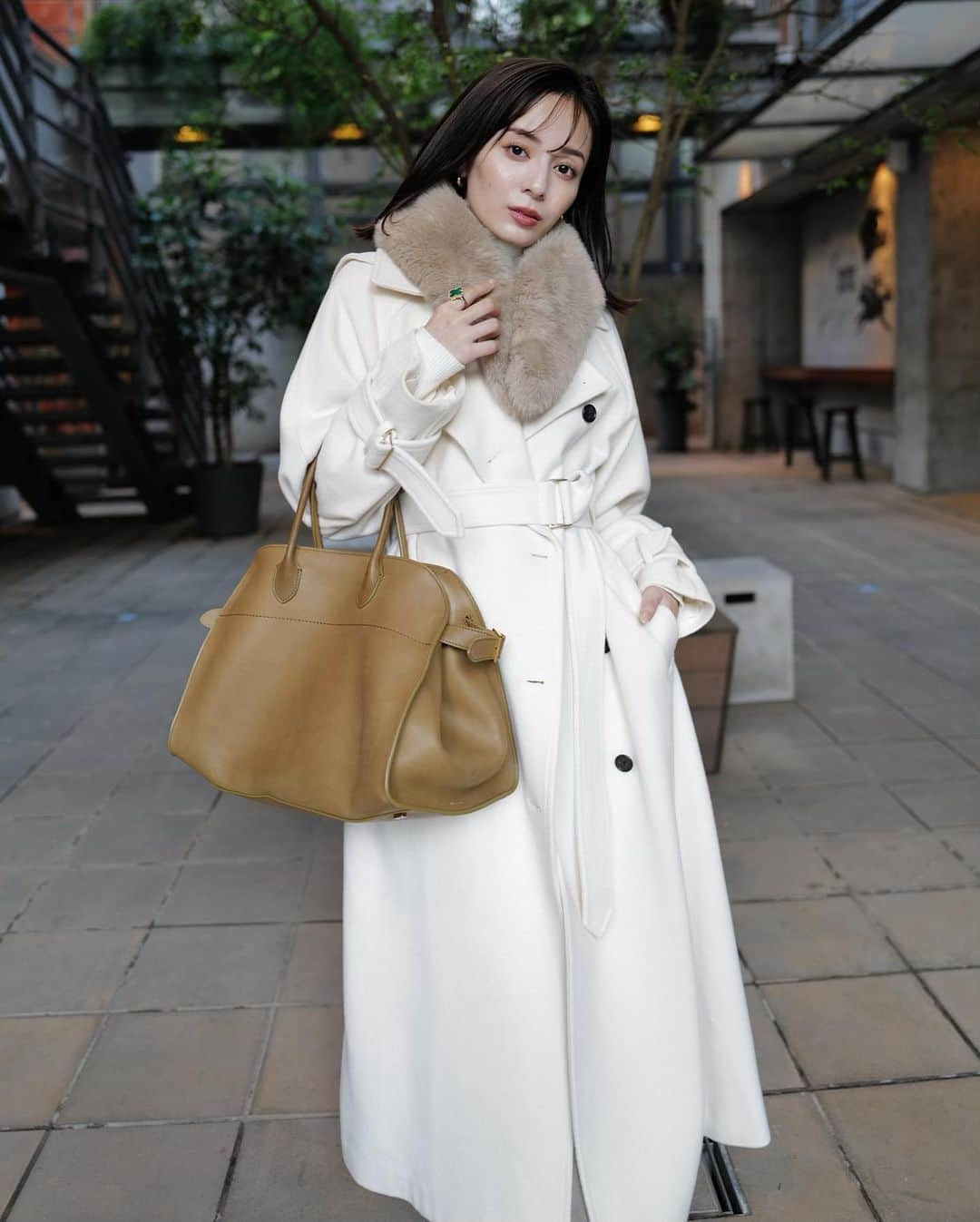 中村麻美さんのインスタグラム写真 - (中村麻美Instagram)「大好きなWhite / Beige 系のワントーンコーデ🤍  Wool trench coat  今年は淡いカラーもご用意しています☺️ ⁡ 首元にファーティペットを合わせて 華やかに仕上げるのもおすすめ♡ ⁡ #anuans #anuans_2023aw」10月22日 21時05分 - asami_nakamura_