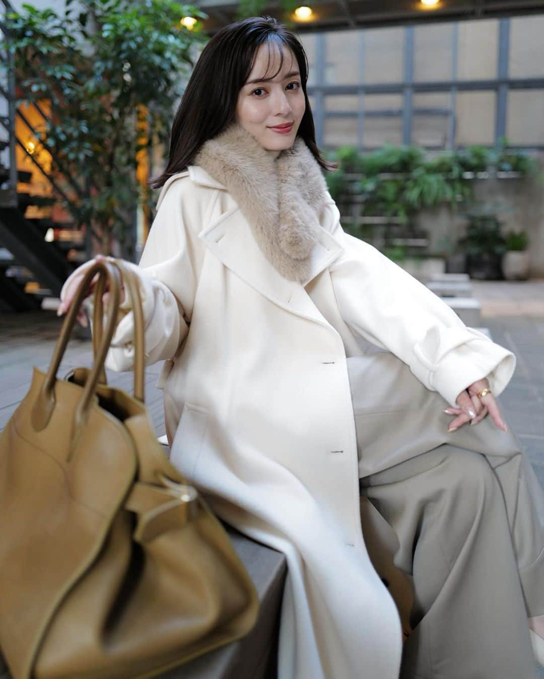 中村麻美さんのインスタグラム写真 - (中村麻美Instagram)「大好きなWhite / Beige 系のワントーンコーデ🤍  Wool trench coat  今年は淡いカラーもご用意しています☺️ ⁡ 首元にファーティペットを合わせて 華やかに仕上げるのもおすすめ♡ ⁡ #anuans #anuans_2023aw」10月22日 21時05分 - asami_nakamura_