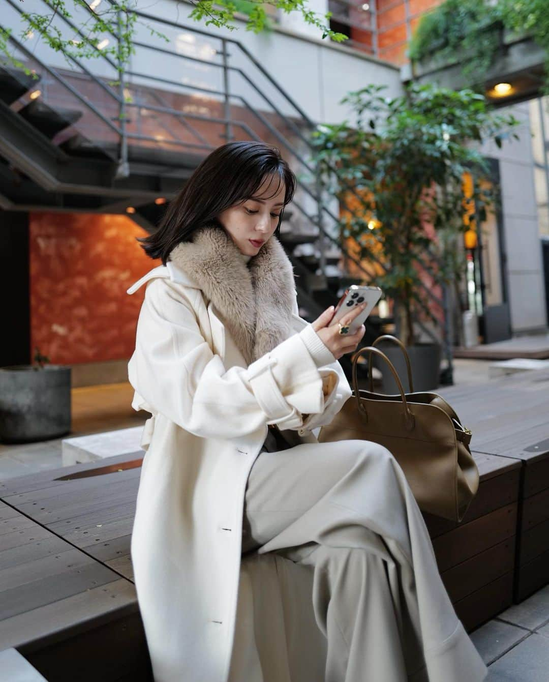 中村麻美さんのインスタグラム写真 - (中村麻美Instagram)「大好きなWhite / Beige 系のワントーンコーデ🤍  Wool trench coat  今年は淡いカラーもご用意しています☺️ ⁡ 首元にファーティペットを合わせて 華やかに仕上げるのもおすすめ♡ ⁡ #anuans #anuans_2023aw」10月22日 21時05分 - asami_nakamura_