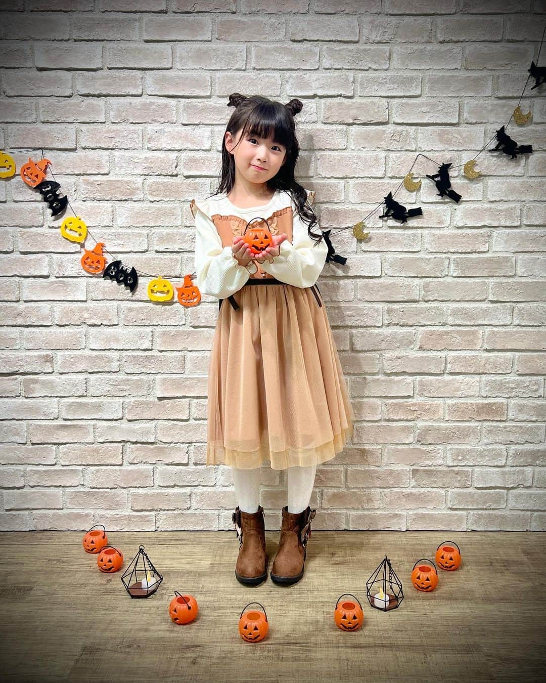 axes_femme_kidsさんのインスタグラム写真 - (axes_femme_kidsInstagram)「🎃HappyHalloween🍬  ハロウィーンイベントにもぴったり♪ 着心地の良いリブカットソーとのドッキングワンピース🍭 スカート部分は、キラキラのラメチュールに 派手すぎないように無地チュールを重ね ふわっとしたシルエットがポイント🎀  🎃キラキラチュール切替ワンピ 120cm~150cm 展開 ¥6,600(税込)  . . . . ✻model :sayuちゃん✻ @sayu_melody   . . *:..｡♡*ﾟ¨ﾟﾟ･*:..｡♡*ﾟ¨ﾟﾟ･*:..｡♡*ﾟ¨ﾟ･*:..｡♡*ﾟ¨ﾟﾟ･*:.  #ハロウィンコーデ  #axesfemme #axes #アクシーズ  #axesfemmekids #アクシーズキッズ  #2023aw #オシャレキッズ #キッズファッションショー #キッズ  #キッズコーデ #秋コーデ #kawaiiでつながろっ #axesfemmeでもっとつながろう  *:..｡♡*ﾟ¨ﾟﾟ･*:..｡♡*ﾟ¨ﾟﾟ･*:..｡♡*ﾟ¨ﾟ･*:..｡♡*ﾟ¨ﾟﾟ･*:」10月22日 21時07分 - axes_femme_kids