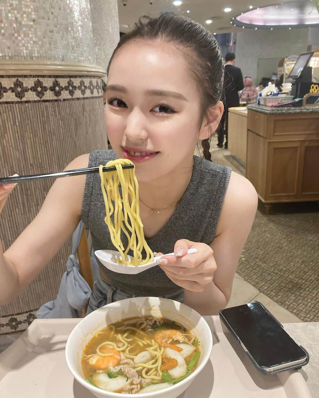 大塚萌香さんのインスタグラム写真 - (大塚萌香Instagram)「． えびめんって言ってたかな、？  アジアン料理好きな私からしたらとっても美味しかった😋  #久々にシンガポールの投稿してみた」10月22日 21時07分 - moka_otsuka