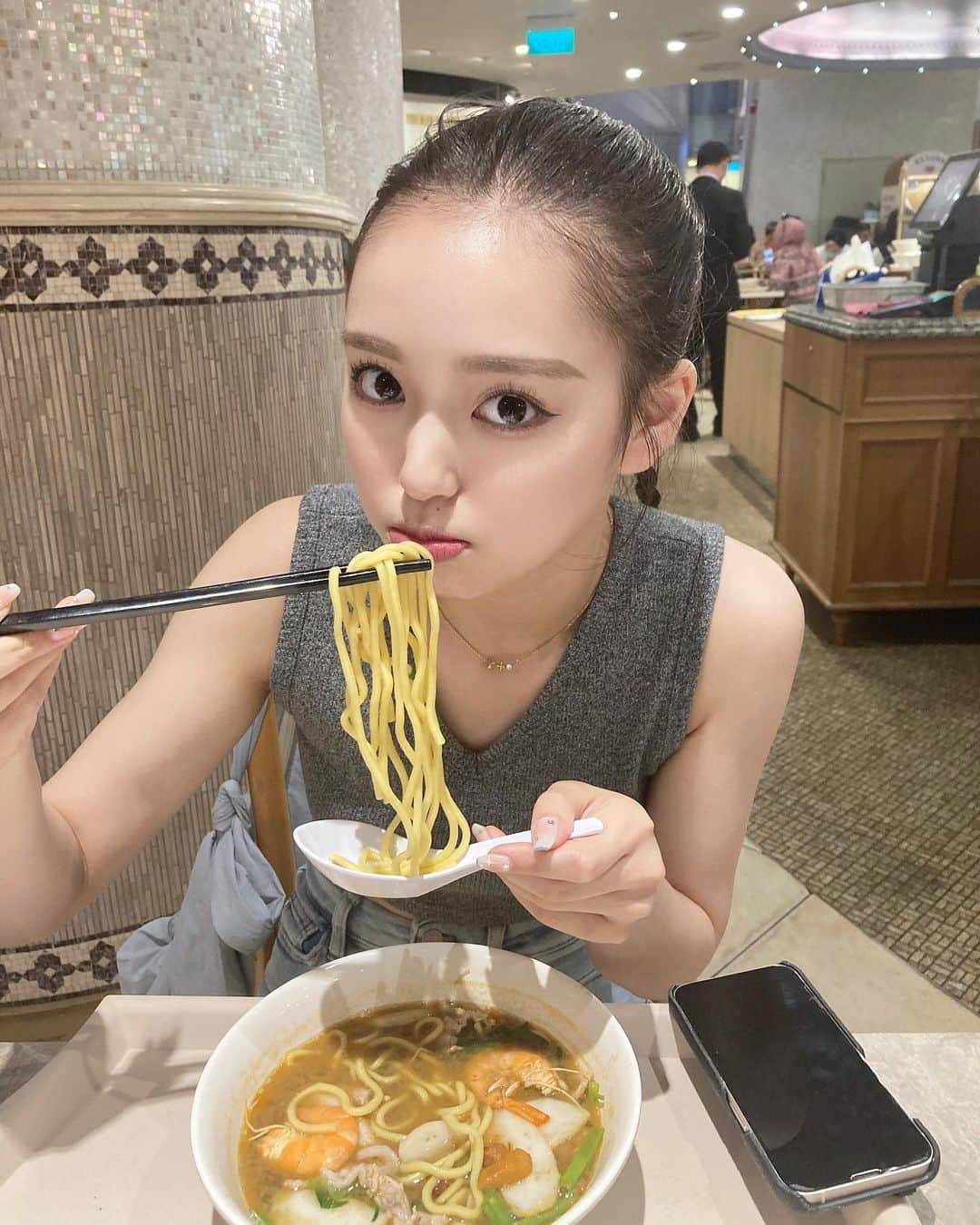 大塚萌香さんのインスタグラム写真 - (大塚萌香Instagram)「． えびめんって言ってたかな、？  アジアン料理好きな私からしたらとっても美味しかった😋  #久々にシンガポールの投稿してみた」10月22日 21時07分 - moka_otsuka