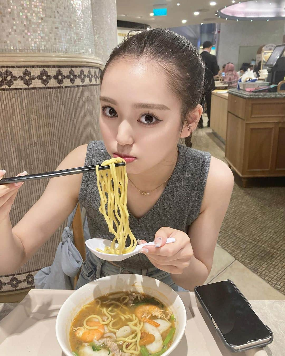 大塚萌香のインスタグラム：「． えびめんって言ってたかな、？  アジアン料理好きな私からしたらとっても美味しかった😋  #久々にシンガポールの投稿してみた」