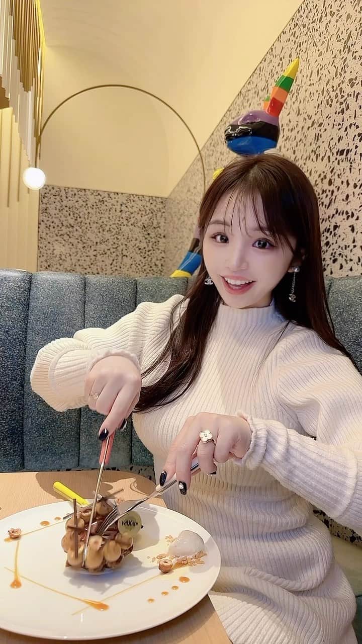 CHERIのインスタグラム：「W OSAKA cafe experience 🩵 Enjoyed a chocolate nuts tarte 🍫🥜  Wのmix up に行ってきました✨️ スイーツの圧倒的クオリティはもちろん やっぱりラグジュアリーホテルは接客から店内から、 とても居心地がいい🫶  上手に食べるのむずかしい笑 最低限のテーブルマナーは学んできたつもりだけど、スイーツも常に最先端はしってくるので、こちらも応用力高めていかないと笑    #wosaka#osakagourmet#osakacafe#WOSAKAカフェ#WOSAKAHOTEL#大阪カフェ#大阪カフェ#mixup#wosakamixup#wosakacafe#luxuryhotel #チョコタルト」