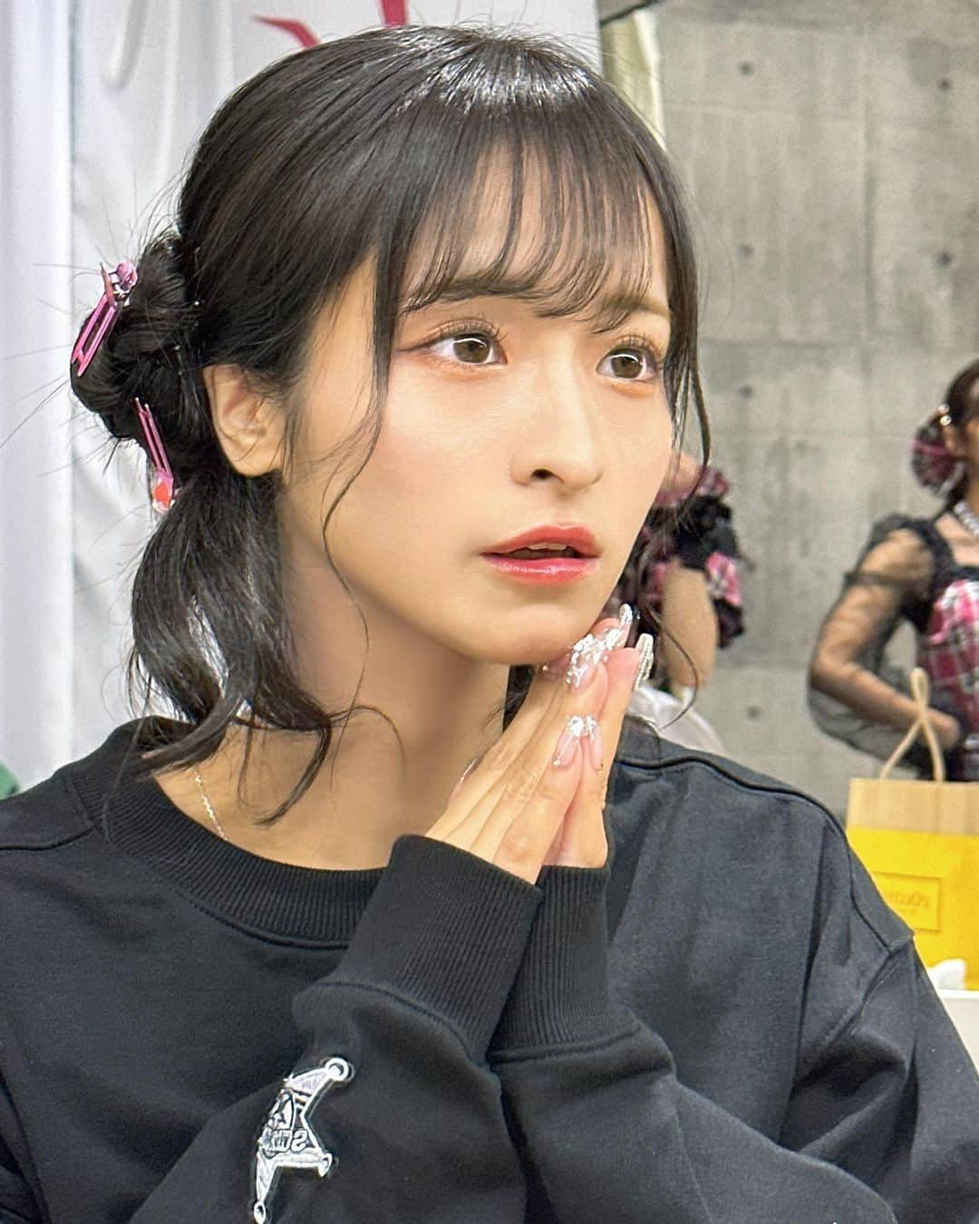 清水里香さんのインスタグラム写真 - (清水里香Instagram)「⁡ 久しぶりの投稿🦋 ⁡ ⁡ この前のイベントでやってもらった 髪型とメイクとっても好きだった！ くらげヘアーってやつみたい🫧 ⁡ 今エクステつけててロングだから いろんな髪型したい！ ⁡ みんななんか可愛い髪型あったら教えて🥹 ⁡ ⁡ ⁡ #くらげヘアー #くらげ #海月」10月22日 21時10分 - partyyy_chu