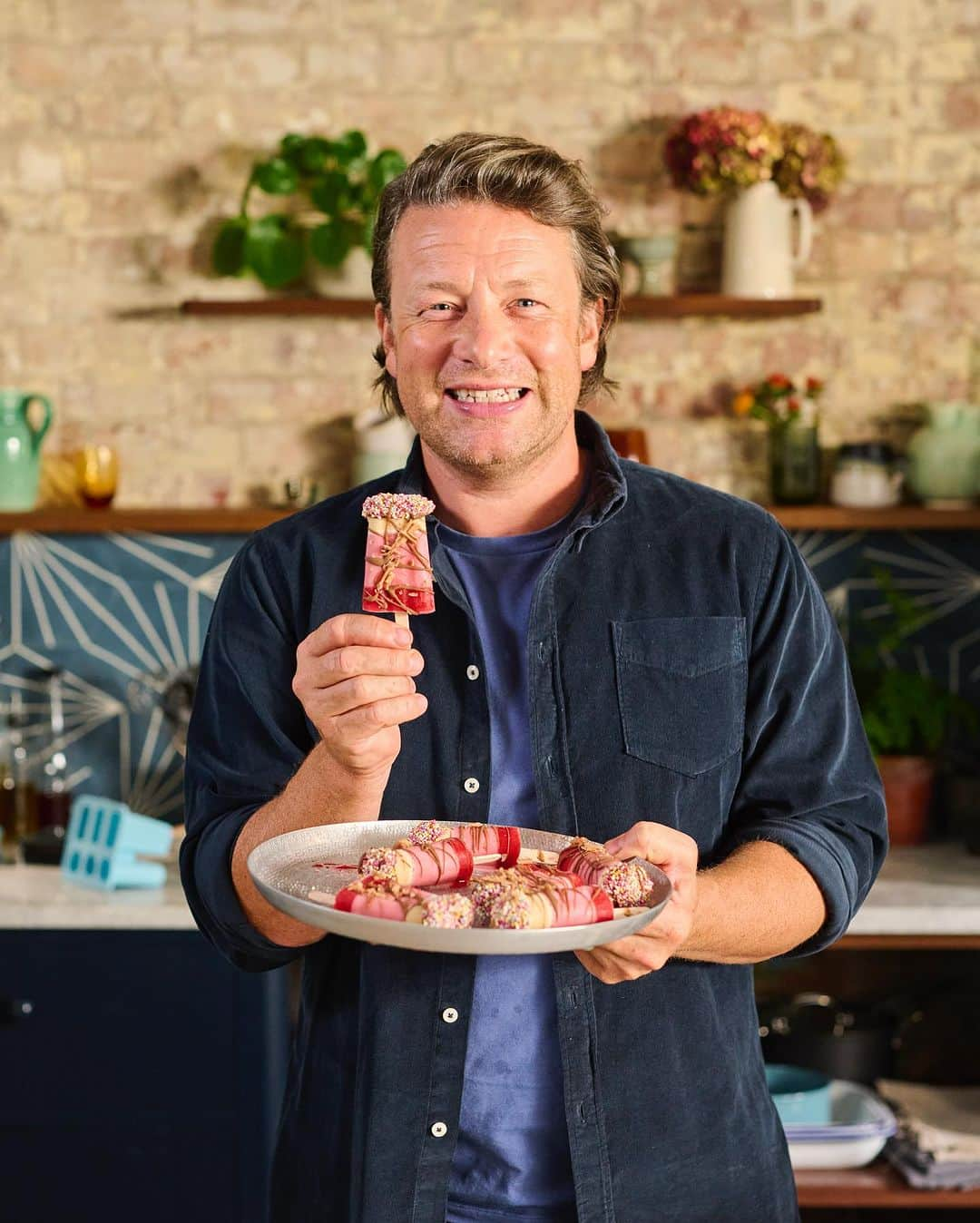 ジェイミー・オリヴァーのインスタグラム：「Coming up tomorrow night on Jamie's 5 Ingredient Meals, brought to you by @tescofood I've got a whole host of delicious recipes for you!  Pot Roast Chicken Asparagus Carbonara Roasted Cauliflower Feta Filo Turnovers Posh Lollipops  Tune in tomorrow night on @channel4 and hit the link in my bio to catch up on last week's episode! Big love JO x #Jamies5ingredients #TescoxJamie5 #ad」