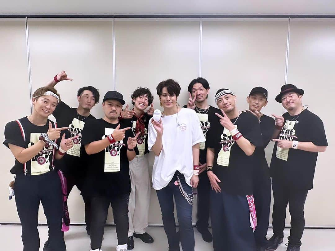 宮野真守さんのインスタグラム写真 - (宮野真守Instagram)「#宮野真守 ライブツアー「SINGING!」無事終了！ みなさん素敵な声援と歌声をありがとうございました✨ 本日の集合写真をお届けします📷  📢最新情報 ◎「billboard classics 宮野真守 Premium symphonic Concert 2024」開催決定！  📅開催日/会場 2024/6/8(土) 東京ガーデンシアター 2024/6/15(土) •16(日) 京都コンサートホール https://miyanomamoru.com/archives/17631  ◎ライブツアー「SINGING!」CS放送 TBSチャンネル1にて放送決定！  📅放送日 2023/12/10(日)20:00～ https://www.tbs.co.jp/tbs-ch/information/2023_1022_1930.html  ◎宮野真守×富士急ハイランド スペシャルコラボ決定！  📅開催期間 2024/4/26(金)～2024/6/30(日)※予定  #宮野真守 #マモ #宮野真守SINGING #大阪 #宮城 #広島 #東京 #歌ってくれてありがとう」10月22日 21時10分 - miyano_mamoru_pr