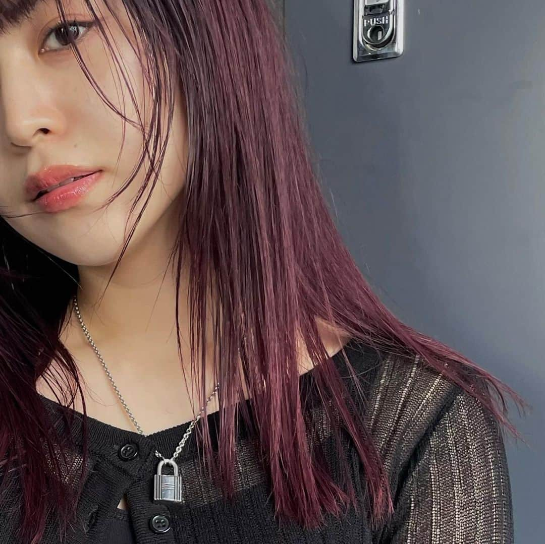 佐久間采那さんのインスタグラム写真 - (佐久間采那Instagram)「.  🩷💜  .  #hairstyling #wineredhair #cassiscolor #cassisred #cassispink #purplehaircolor #pinkhaircolor #redhaircolor #ワインレッドカラー #カシスカラー #カシスレッド #カシスピンクカラー #ピンクパープルカラー #レイヤーカットミディアム #ストレートヘアアレンジ #ピンクヘアカラー」10月22日 21時20分 - sakuma_ayana