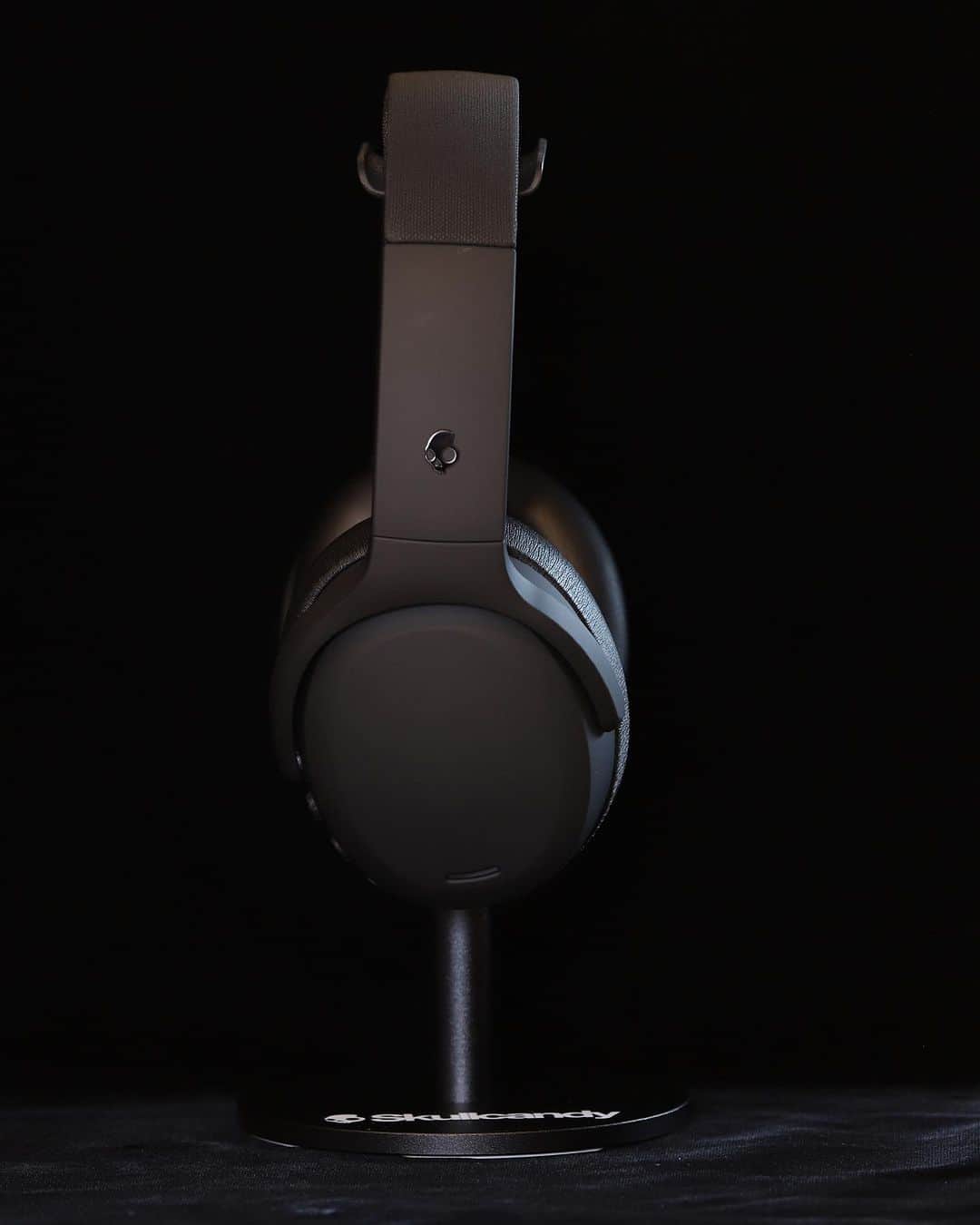 Skullcandy Japanさんのインスタグラム写真 - (Skullcandy JapanInstagram)「Crusher ANC 2💀 振動するヘッドホン  ✔︎高級感あるマット素材 ✔︎左右の耳にフィットするよう側面が少し斜めに ✔︎継ぎ目のない肉厚なイヤーパッド ✔︎付属の3.5mm ケーブルで有線使用も可能 ✔︎丈夫なトラベルケース付き  公式サイトSkullcandy.jpで今だけヘッドホンスタンド付き💀✨」10月22日 21時21分 - skullcandyjapan