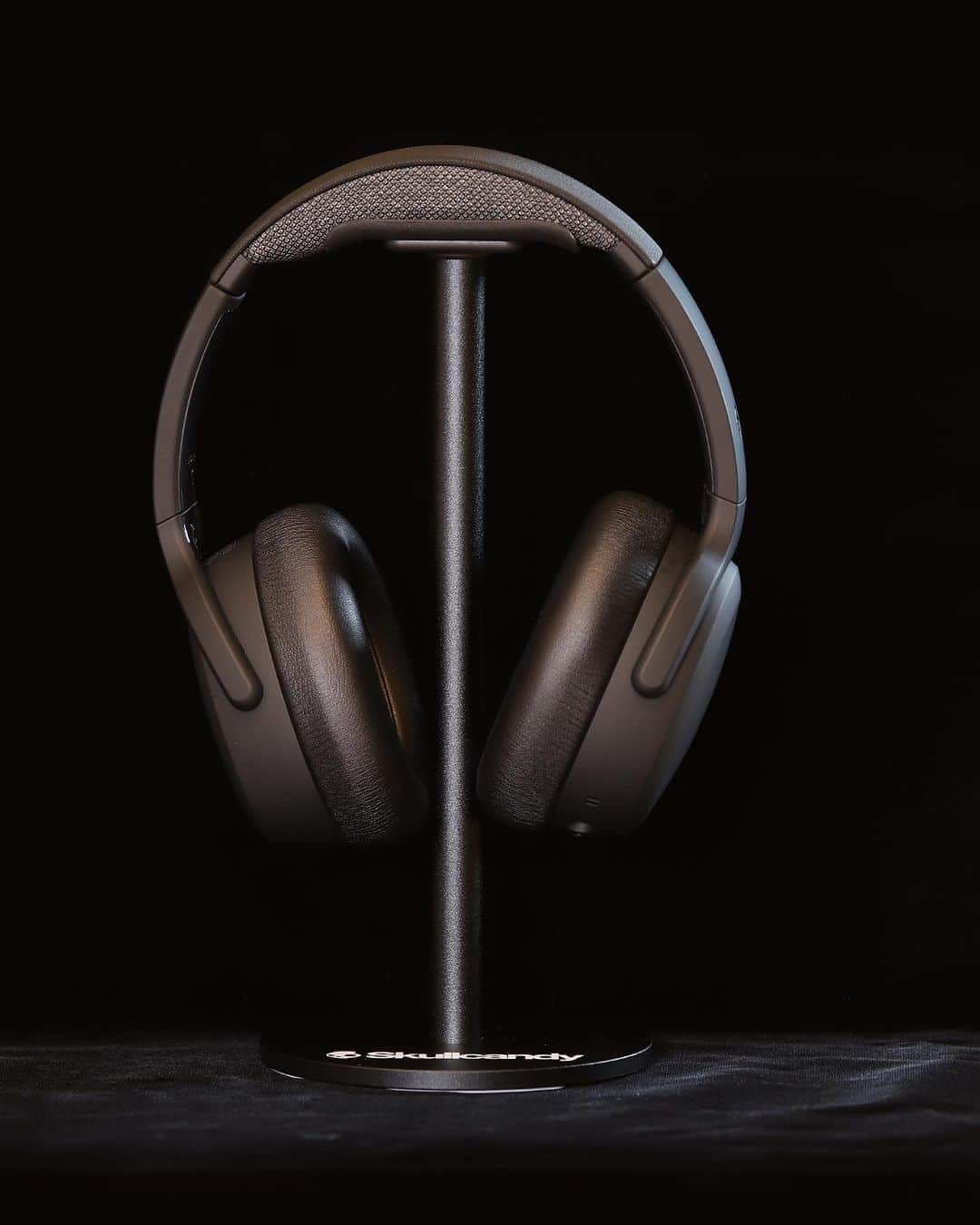 Skullcandy Japanのインスタグラム：「Crusher ANC 2💀 振動するヘッドホン  ✔︎高級感あるマット素材 ✔︎左右の耳にフィットするよう側面が少し斜めに ✔︎継ぎ目のない肉厚なイヤーパッド ✔︎付属の3.5mm ケーブルで有線使用も可能 ✔︎丈夫なトラベルケース付き  公式サイトSkullcandy.jpで今だけヘッドホンスタンド付き💀✨」