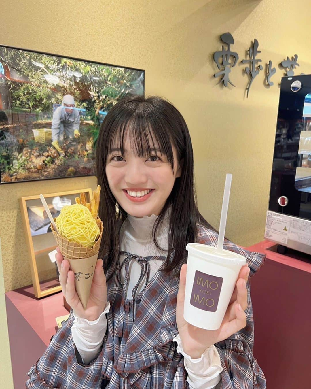 希山愛のインスタグラム：「* #おいもすたぐらむ  濃厚なお芋のモンブランソフトも お芋のシェークも 本当にお芋を食べよるみたいで めっちゃ美味しかったです🤤🤍  家族で広島に行った時に食べたんやけど、 モンブランソフトのコーンだけ パパにたくさんあげました😉笑  #お芋好きにはたまらん #お芋 #お芋スイーツ #栗歩と芋こ #ジアウトレット広島  #広島カフェ #お芋カフェ #モンブラン  #Hiroshima #followme #99line」