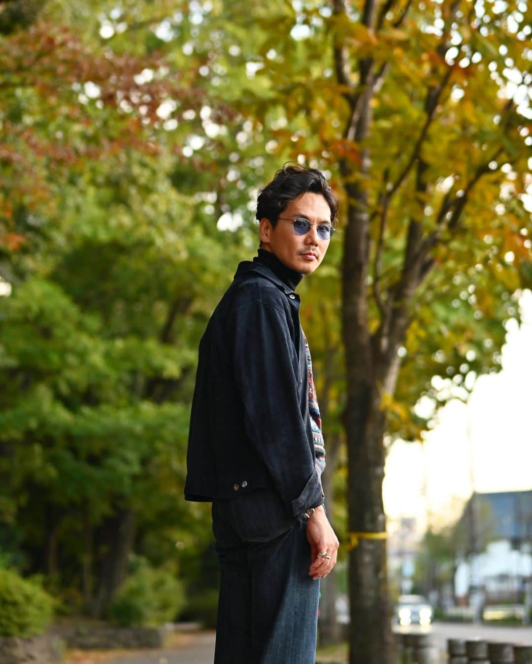 Shuhei Nishiguchiさんのインスタグラム写真 - (Shuhei NishiguchiInstagram)「"Scent of Autumn"⬅︎⬅︎⬅︎swipe left  秋の香り。 ブルーグラデーションで装う秋のお散歩スタイル。 Tap for Brands ・ ITEM Jacket： @cinquanta_official  Knit vest： @missoni  Knit： @morgano_official  Jeans：avn Shoes： @jmwestonofficial  Eyewear： @oliverpeoples  Jewerly： @hermes @bunneyofficial   ・ #beamsf #jacketstyle #classicmenswear #gentlemen #follow #pr #influence #bestoftheday #vintagewear #spezzatura #outfitmen」10月22日 21時14分 - shuhei_nishiguchi