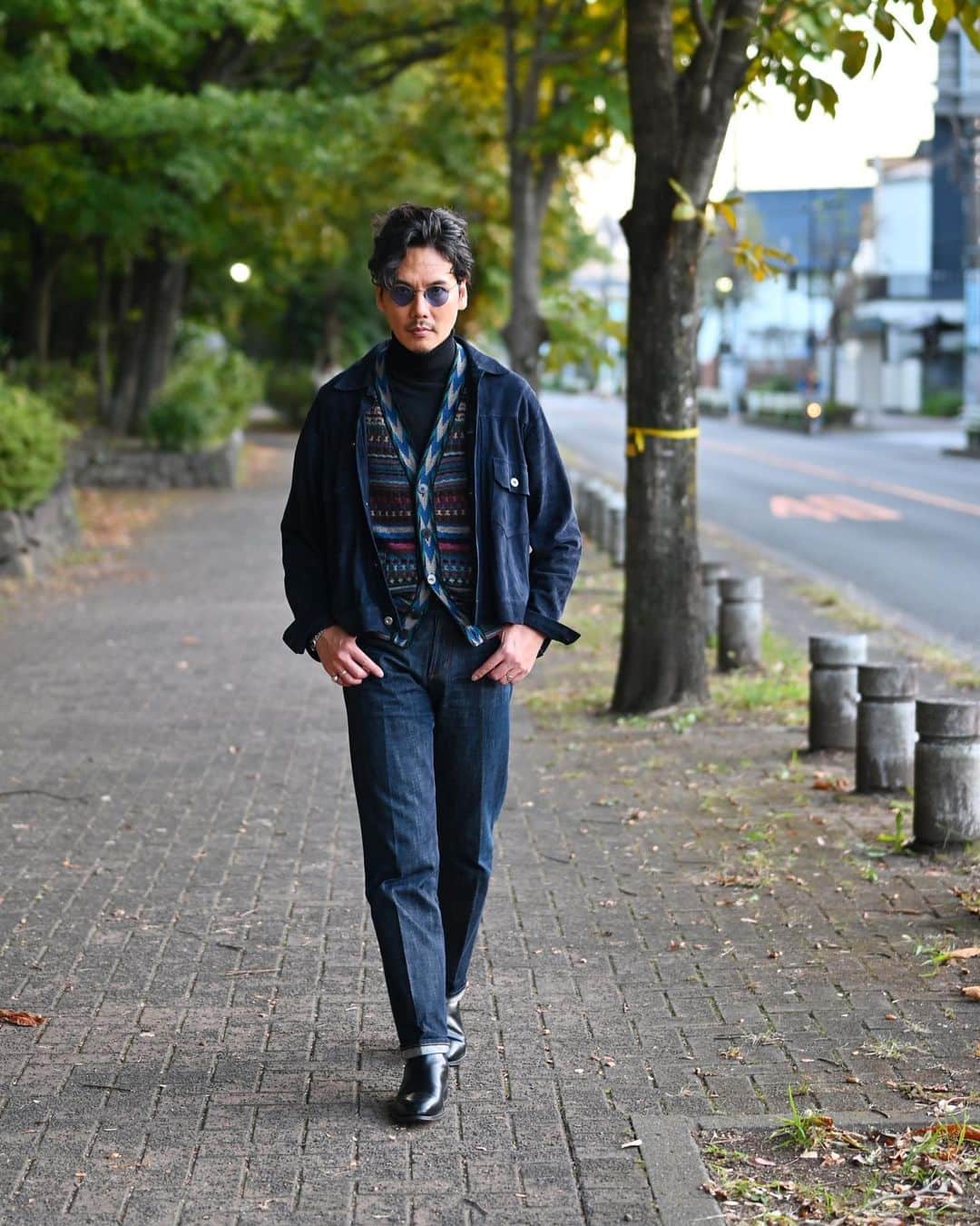 Shuhei Nishiguchiさんのインスタグラム写真 - (Shuhei NishiguchiInstagram)「"Scent of Autumn"⬅︎⬅︎⬅︎swipe left  秋の香り。 ブルーグラデーションで装う秋のお散歩スタイル。 Tap for Brands ・ ITEM Jacket： @cinquanta_official  Knit vest： @missoni  Knit： @morgano_official  Jeans：avn Shoes： @jmwestonofficial  Eyewear： @oliverpeoples  Jewerly： @hermes @bunneyofficial   ・ #beamsf #jacketstyle #classicmenswear #gentlemen #follow #pr #influence #bestoftheday #vintagewear #spezzatura #outfitmen」10月22日 21時14分 - shuhei_nishiguchi