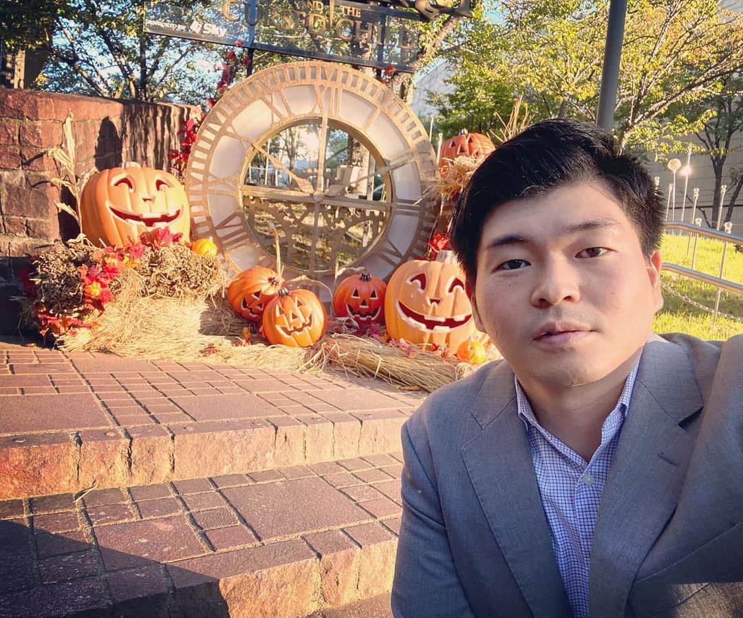 鈴木悠のインスタグラム：「仕事のあとに見つけた #ハロウィーン 🎃 今週も笑っていきましょう🎃 #て私全然笑顔の写真じゃないですね #笑 #皆さんかぼちゃスイーツ食べてますか #halloween」