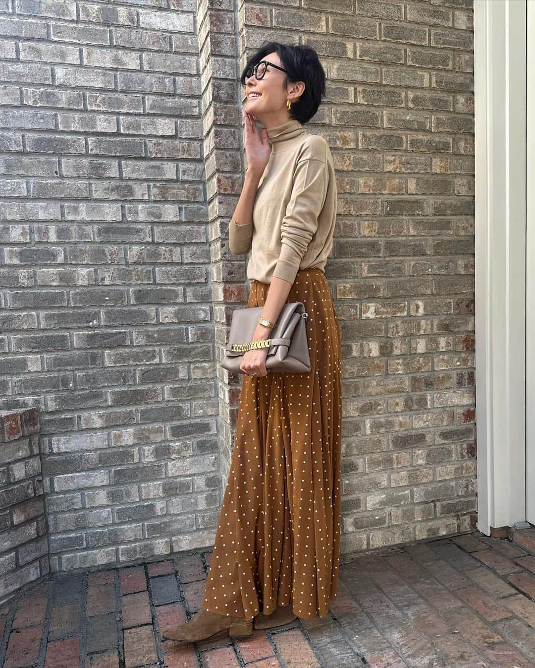 田丸麻紀さんのインスタグラム写真 - (田丸麻紀Instagram)「今日 私服は🍂ブラウン気分  最近 次男🦖が バッグを持ってくれる🙏 ^ ^ありがとうね  今日は、子供たちが テニス🎾観戦に行っている間に リネンとバスタオルを アップデート ♪♪♪ お風呂上がりから ベッドに とびこんでからも ふかふか、ふわふわで 幸せ キュン♡♡♡ 今夜も、次男恐竜🦖 キャンドル消し係  おやすみなさい また明日💤  #私服 #タオル #テニス #東京タワー #🗼」10月22日 21時15分 - tamarumaki