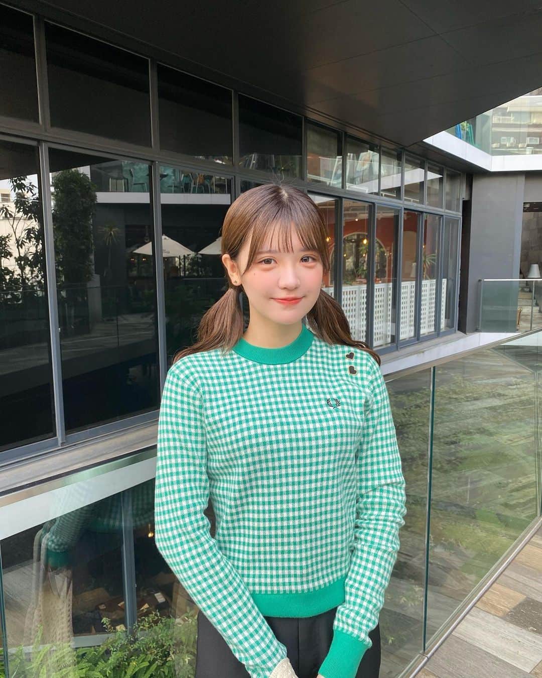 砂糖桃のインスタグラム：「よちのたんに誕プレで貰った @fredperryjp やっと着れた🐈 緑大好き~！ハートついてて可愛い🫶🏻  久しぶりのランチ楽しかった🍴  . #fredperry #フレッドペリー #秋服コーデ」