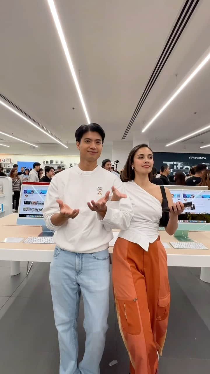 ミーガン・ヤングのインスタグラム：「Aside from our spontaneous guerilla marketing skills for the podcast, Boneezy and I really enjoyed being a part of the iPhone 15 Midnight Launch by @powermaccenter :D We’ve always been power users of the iPhone and we were happy to celebrate their latest device. You can get yours now in the nearest Power Mac Center. #PMCExperience  ps. sana naka dagdag ng kahit isang subscriber yung marketing tactics namin. linagay talaga namin sa lahat ng imac duon hahaha」