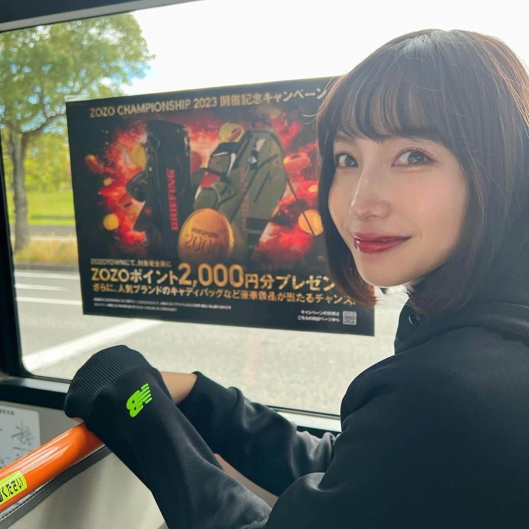 中島亜莉沙さんのインスタグラム写真 - (中島亜莉沙Instagram)「ZOZO CHAMPIONSHIP 2023⛳️ 最終日に夫と初参戦してきた日🔥  ちょっとだけ歩いた結果、 持参したNBチェアに座りながら 18番ホールでずっと観戦してた👀 楽しみ方これで合ってるのかな？笑  トッププロのレベチのショットとか、 リッキーを見ようとしたら ヌートバー選手がいてどっちを見ていいか 分からなくなったり笑 見どころ満載だった😂！  行きと帰りは駅からは無料のシャトルバスを利用！ 沢山出てたからほぼ並ばずに乗れたよ🚌  個人的にはコリン選手のヘッドカバーが 可愛くてツボでした🧸🤎  #zozochampionship #zozo #pgatour  #ゴルフ #ゴルフ観戦 #ゴルフ女子 #バンカーショット」10月22日 21時16分 - arisan_days