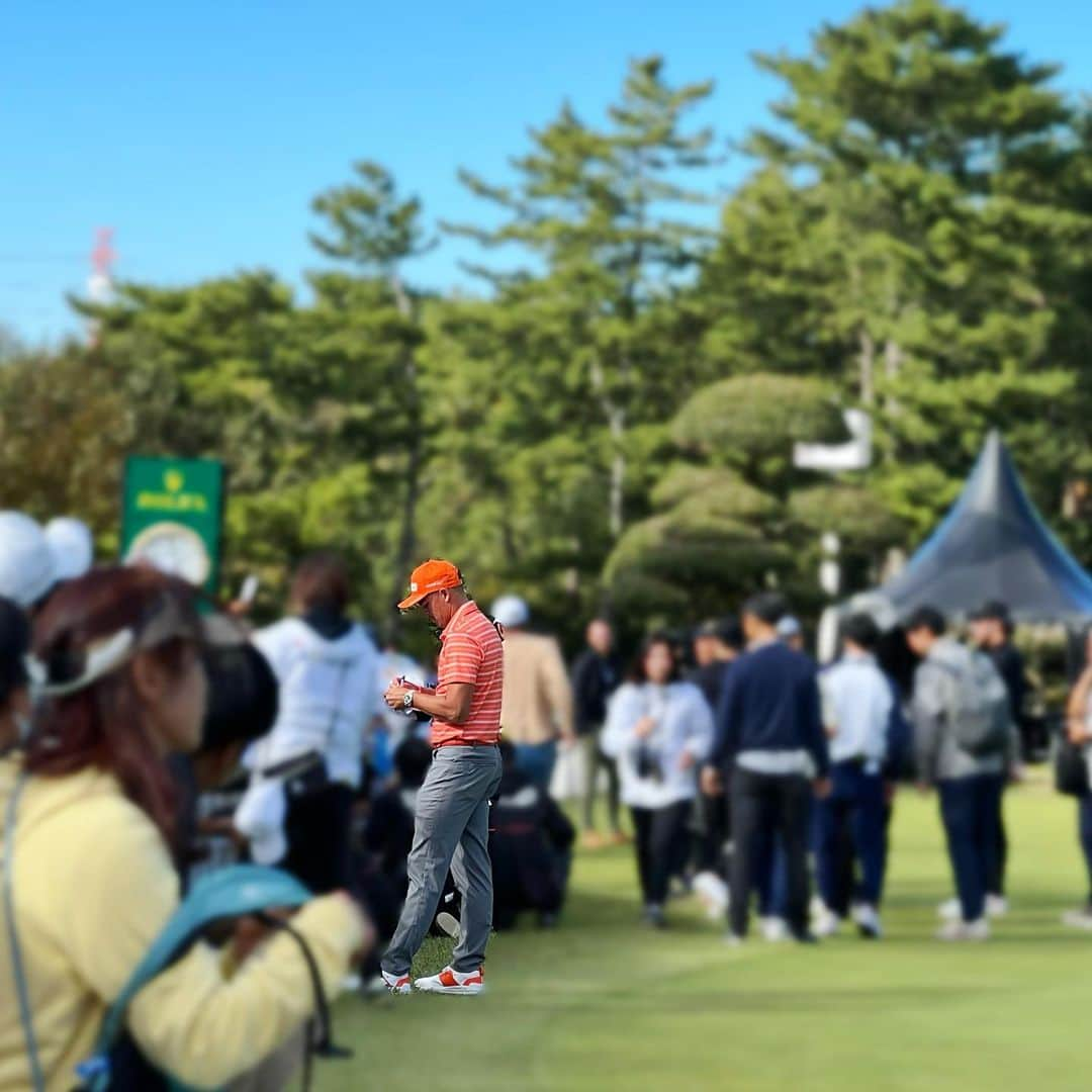 中島亜莉沙さんのインスタグラム写真 - (中島亜莉沙Instagram)「ZOZO CHAMPIONSHIP 2023⛳️ 最終日に夫と初参戦してきた日🔥  ちょっとだけ歩いた結果、 持参したNBチェアに座りながら 18番ホールでずっと観戦してた👀 楽しみ方これで合ってるのかな？笑  トッププロのレベチのショットとか、 リッキーを見ようとしたら ヌートバー選手がいてどっちを見ていいか 分からなくなったり笑 見どころ満載だった😂！  行きと帰りは駅からは無料のシャトルバスを利用！ 沢山出てたからほぼ並ばずに乗れたよ🚌  個人的にはコリン選手のヘッドカバーが 可愛くてツボでした🧸🤎  #zozochampionship #zozo #pgatour  #ゴルフ #ゴルフ観戦 #ゴルフ女子 #バンカーショット」10月22日 21時16分 - arisan_days