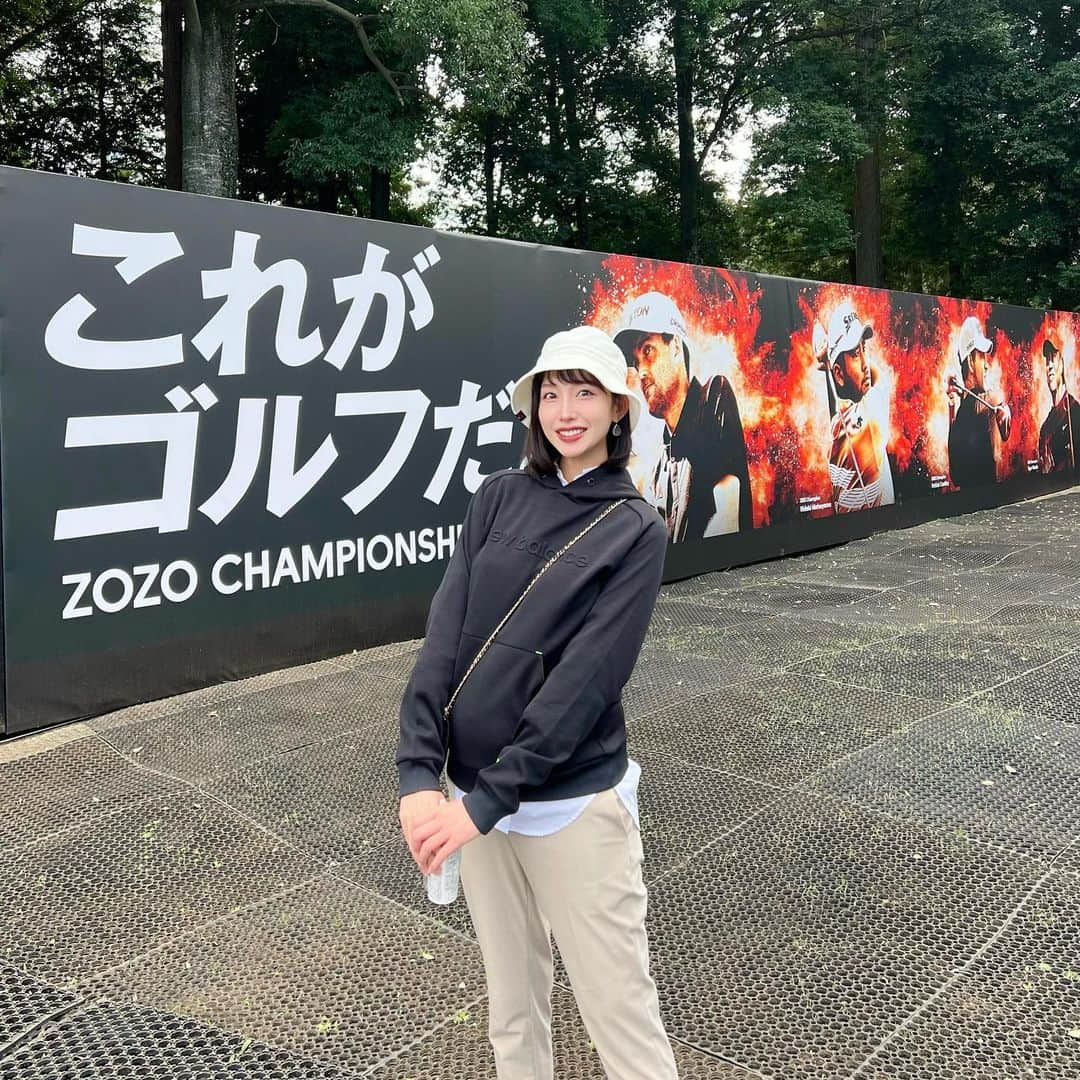 中島亜莉沙さんのインスタグラム写真 - (中島亜莉沙Instagram)「ZOZO CHAMPIONSHIP 2023⛳️ 最終日に夫と初参戦してきた日🔥  ちょっとだけ歩いた結果、 持参したNBチェアに座りながら 18番ホールでずっと観戦してた👀 楽しみ方これで合ってるのかな？笑  トッププロのレベチのショットとか、 リッキーを見ようとしたら ヌートバー選手がいてどっちを見ていいか 分からなくなったり笑 見どころ満載だった😂！  行きと帰りは駅からは無料のシャトルバスを利用！ 沢山出てたからほぼ並ばずに乗れたよ🚌  個人的にはコリン選手のヘッドカバーが 可愛くてツボでした🧸🤎  #zozochampionship #zozo #pgatour  #ゴルフ #ゴルフ観戦 #ゴルフ女子 #バンカーショット」10月22日 21時16分 - arisan_days