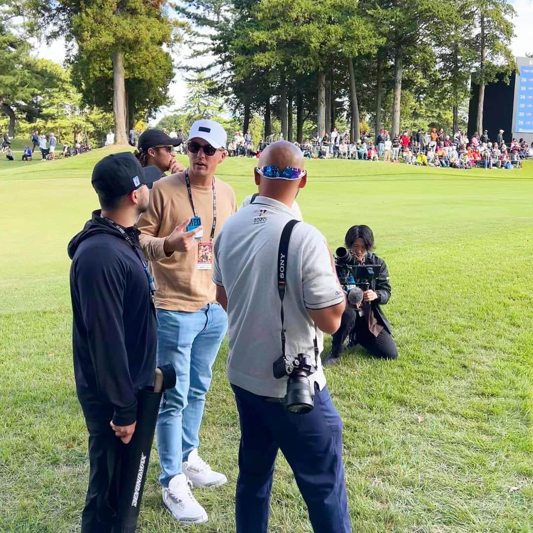 中島亜莉沙さんのインスタグラム写真 - (中島亜莉沙Instagram)「ZOZO CHAMPIONSHIP 2023⛳️ 最終日に夫と初参戦してきた日🔥  ちょっとだけ歩いた結果、 持参したNBチェアに座りながら 18番ホールでずっと観戦してた👀 楽しみ方これで合ってるのかな？笑  トッププロのレベチのショットとか、 リッキーを見ようとしたら ヌートバー選手がいてどっちを見ていいか 分からなくなったり笑 見どころ満載だった😂！  行きと帰りは駅からは無料のシャトルバスを利用！ 沢山出てたからほぼ並ばずに乗れたよ🚌  個人的にはコリン選手のヘッドカバーが 可愛くてツボでした🧸🤎  #zozochampionship #zozo #pgatour  #ゴルフ #ゴルフ観戦 #ゴルフ女子 #バンカーショット」10月22日 21時16分 - arisan_days