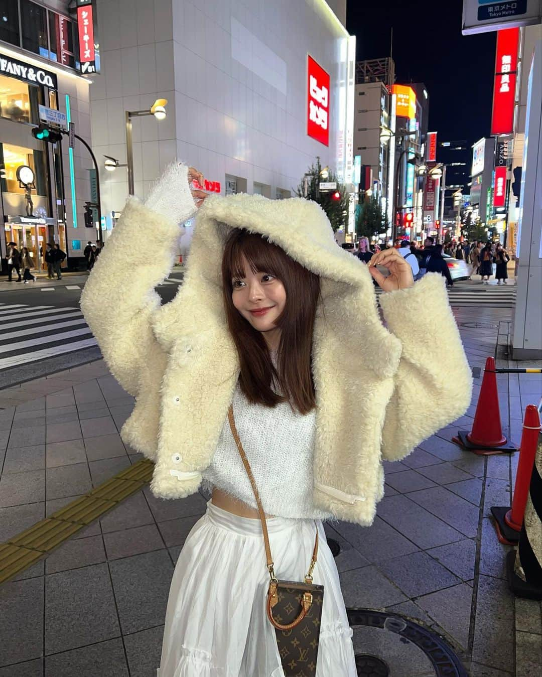 牛江桃子（ももち）のインスタグラム：「寒かったからボアコート着てお出かけ🧥🐏♡ ⁡ ショートボア、形綺麗でやっぱりめちゃんこ可愛い。 軽くて暖かくて最高。力作。✊🏻💕 ⁡ そして、彼が最近くれた @uggjapan のムートン履けて嬉👢前にベルト付いてて可愛い〜今年の冬いっぱい履く👢♡ ⁡」