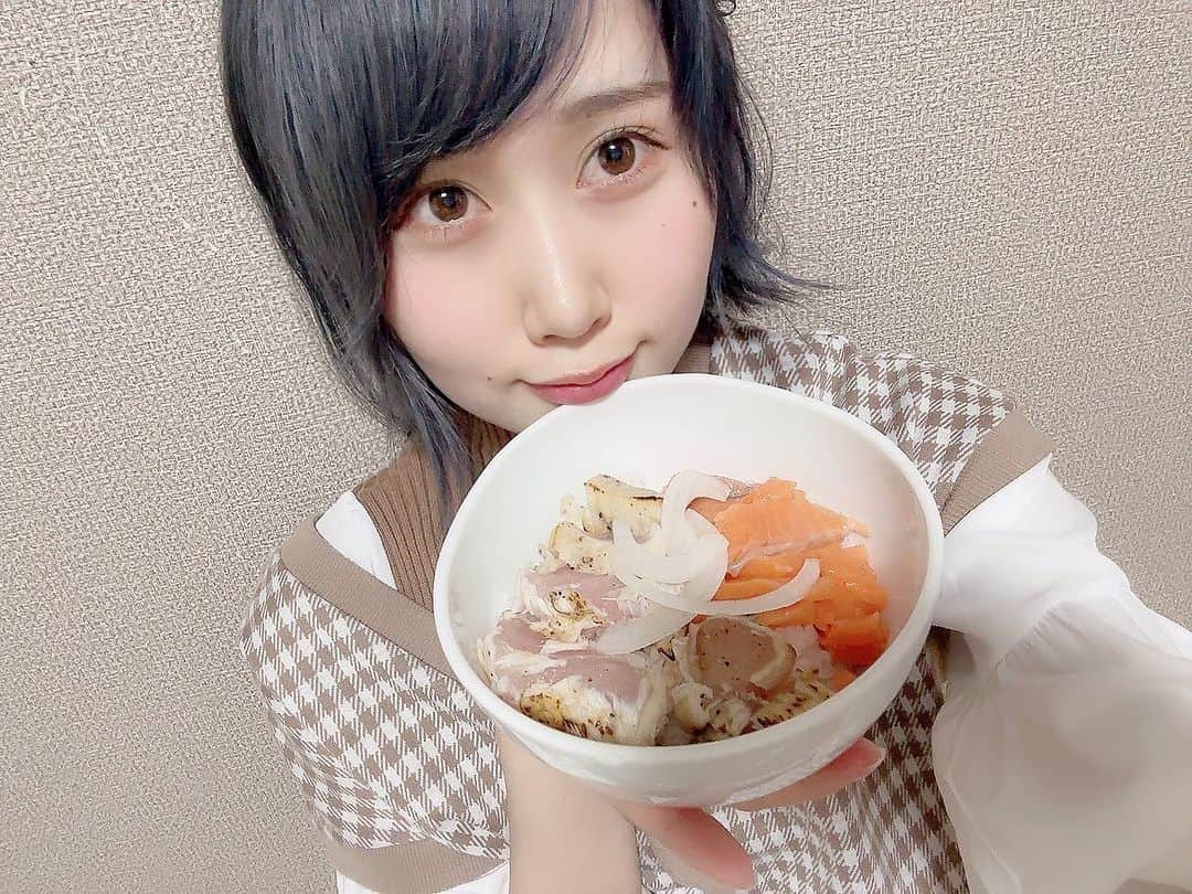 釘町みやびのインスタグラム：「🐟  まぐろやさんリピート率No1☆ 解凍して切るだけでめちゃうまな！ 炭火焼きマグロのガーリックたたき…🐟❤️❤️  食べちゃいました…🐟❤️❤️  カルパッチョやレモン汁を搾って 刻み大葉を乗せて食べるのがおすすめだそうですが… どうしても丼にしたくて、、 しちゃいました、、🥹✨✨✨  すっっっごいガーリックがたまらん！！！ にんにくと黒胡椒がすごく効いてて ごはんおかわりしちゃいました…えへへ🍚💕  こんなパンチの効いた海鮮丼、 おうちじゃないとなかなかできないよね〜👏🏻✨✨  ちなみにお気づきかもしれませんが、 切りながら3分の1くらい食べてしまいました。笑 ちょっと味見のつもりが… 手とお口が止まりませんでした…  つぎは特製サラダとかも作ってみたいなー🥹✨  超簡単にめちゃうまマグロさんが食べれちゃうので、 ぜひお魚好き、お酒好きさんお試しあれ🐟❤️❤️  ． ． PR @osc.maguroya  #まぐろや #マグロのたたき #マグロ料理 #にんにく料理  #通販グルメ #お取り寄せグルメ #小田原さかなセンター  #海鮮丼  #炙り  #お魚好き  #食べるの大好き  #食いしん坊  #maguro  #鮪  #garlic  #homecooking  #odawara」