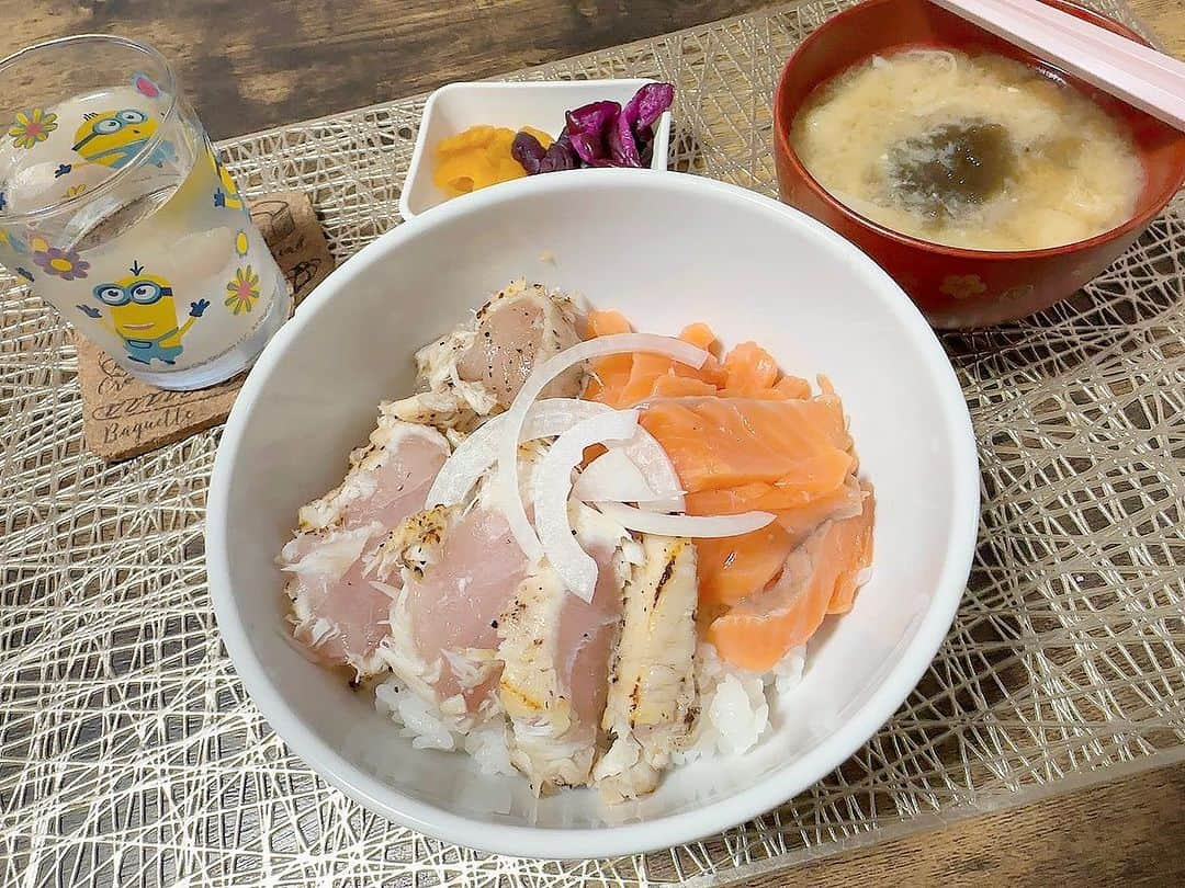 釘町みやびさんのインスタグラム写真 - (釘町みやびInstagram)「🐟  まぐろやさんリピート率No1☆ 解凍して切るだけでめちゃうまな！ 炭火焼きマグロのガーリックたたき…🐟❤️❤️  食べちゃいました…🐟❤️❤️  カルパッチョやレモン汁を搾って 刻み大葉を乗せて食べるのがおすすめだそうですが… どうしても丼にしたくて、、 しちゃいました、、🥹✨✨✨  すっっっごいガーリックがたまらん！！！ にんにくと黒胡椒がすごく効いてて ごはんおかわりしちゃいました…えへへ🍚💕  こんなパンチの効いた海鮮丼、 おうちじゃないとなかなかできないよね〜👏🏻✨✨  ちなみにお気づきかもしれませんが、 切りながら3分の1くらい食べてしまいました。笑 ちょっと味見のつもりが… 手とお口が止まりませんでした…  つぎは特製サラダとかも作ってみたいなー🥹✨  超簡単にめちゃうまマグロさんが食べれちゃうので、 ぜひお魚好き、お酒好きさんお試しあれ🐟❤️❤️  ． ． PR @osc.maguroya  #まぐろや #マグロのたたき #マグロ料理 #にんにく料理  #通販グルメ #お取り寄せグルメ #小田原さかなセンター  #海鮮丼  #炙り  #お魚好き  #食べるの大好き  #食いしん坊  #maguro  #鮪  #garlic  #homecooking  #odawara」10月22日 21時18分 - miyajyaga382