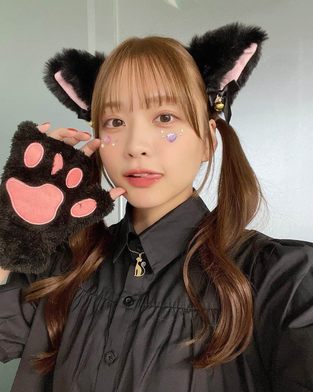 中村果蓮のインスタグラム：「この猫、飼いますか？？🐱 ・ ・  #halloween #ハロウィン  #ハロウィンコスプレ  #ハロウィン仮装  #ねこ  #猫  #黒猫  #cat  #コスプレ  #仮装  #ツインテール  #巻き髪  #ロングヘア #japanese  #japan」