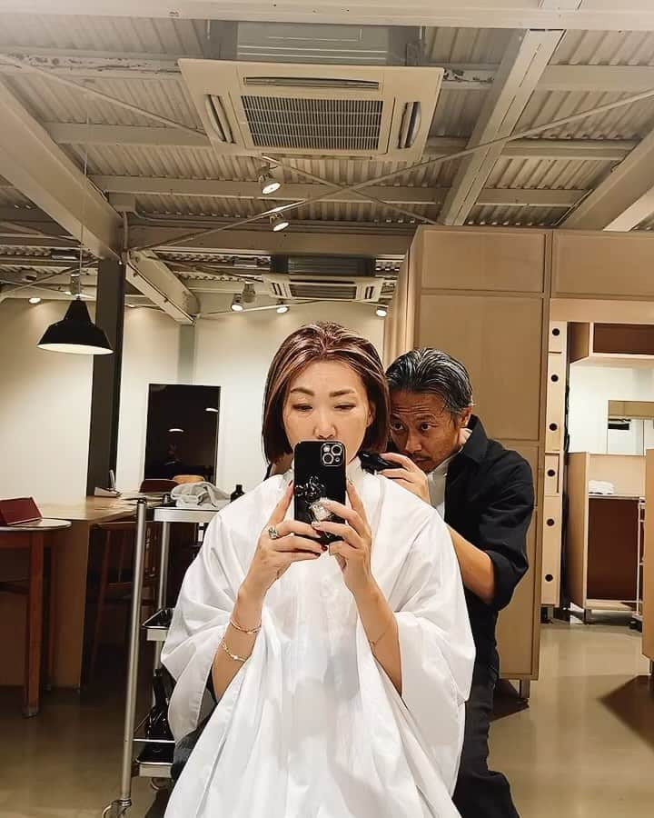 阿部洋子のインスタグラム：「✄�✂️✄�  3cmくらい切ってもろた！ アゴ、ギリギリくらいかなー 最後、ジョリジョリで仕上げ😇  今回、ハイライトも入れて、 ブリーチもしたから、4時間も滞在💦  でも、お茶飲みつつNetflix観て、 ヘッドマッサージで爆睡っていう夢時間🦄💭💗  いつもありがとうございます‎🤍  #haircut #haircolor #hairbleach」