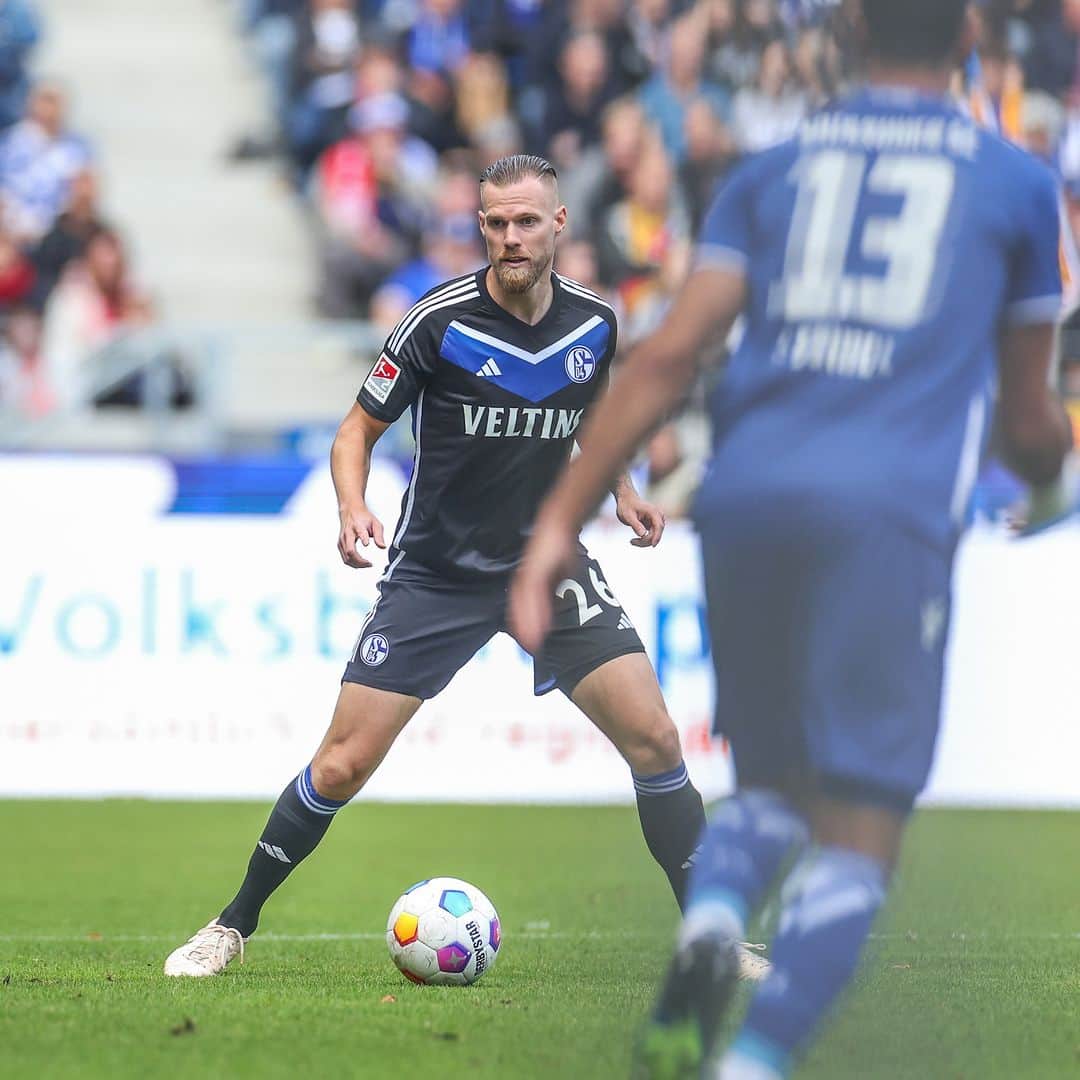 シャルケ04のインスタグラム：「Wir gehen mit einem Rückstand in die Pause. . #KSCS04 2:0 . . #Schalke #S04 #Matchday #Football #Soccer #Fußball #Futbol #Knappen #EinLebenLang #🔵⚪️」