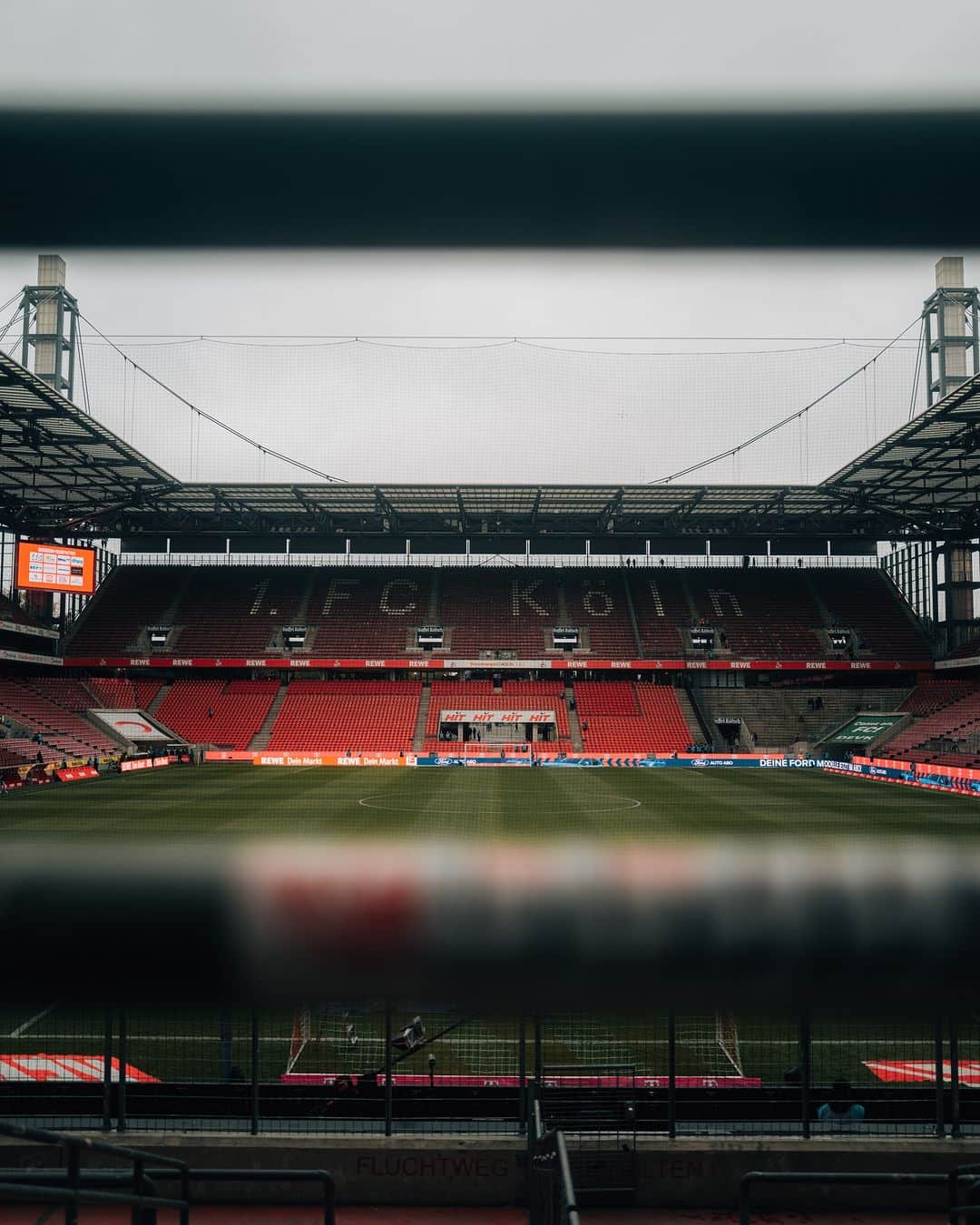 のインスタグラム：「🚨 SWIPE für unsere Derby-Startelf! 🚨  ___ Die FC-Startelf vor #KOEBMG wird präsentiert von @gaffel_koelsch | #effzeh」