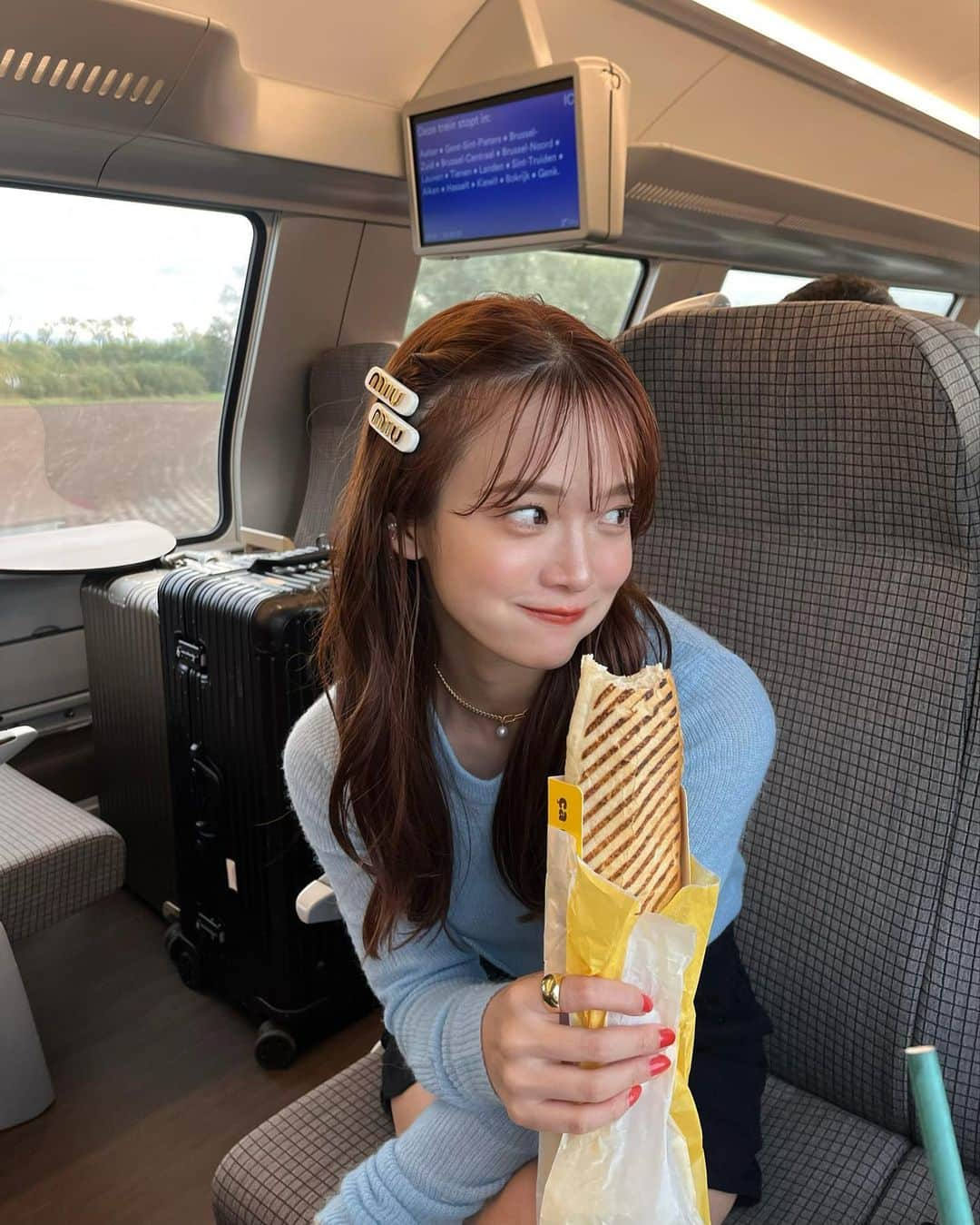 田久保夏鈴さんのインスタグラム写真 - (田久保夏鈴Instagram)「初めてのパリ🇫🇷 電車での移動も食べ歩きも買い物も、全てが楽しい！！ 街並みがどこを切り取っても綺麗😆🍂✨  マフラーはPINUEの冬の新作をお先に。見た目が可愛いのはもちろん、スタイルアップしてくれて歩き疲れないこのロングブーツはお楽しみに👢🤍///笑」10月22日 21時30分 - kar_insta_gram