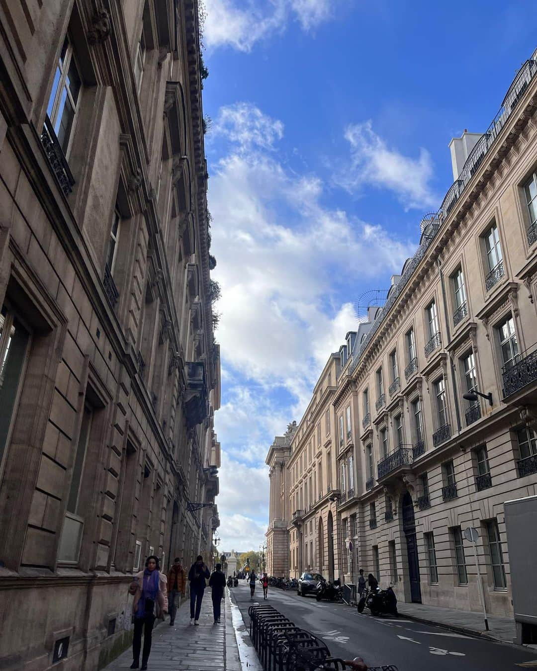 田久保夏鈴さんのインスタグラム写真 - (田久保夏鈴Instagram)「初めてのパリ🇫🇷 電車での移動も食べ歩きも買い物も、全てが楽しい！！ 街並みがどこを切り取っても綺麗😆🍂✨  マフラーはPINUEの冬の新作をお先に。見た目が可愛いのはもちろん、スタイルアップしてくれて歩き疲れないこのロングブーツはお楽しみに👢🤍///笑」10月22日 21時30分 - kar_insta_gram