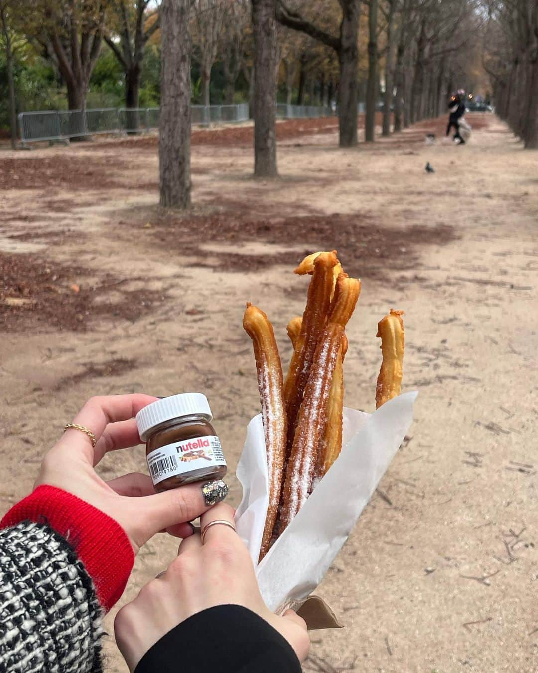 田久保夏鈴さんのインスタグラム写真 - (田久保夏鈴Instagram)「初めてのパリ🇫🇷 電車での移動も食べ歩きも買い物も、全てが楽しい！！ 街並みがどこを切り取っても綺麗😆🍂✨  マフラーはPINUEの冬の新作をお先に。見た目が可愛いのはもちろん、スタイルアップしてくれて歩き疲れないこのロングブーツはお楽しみに👢🤍///笑」10月22日 21時30分 - kar_insta_gram