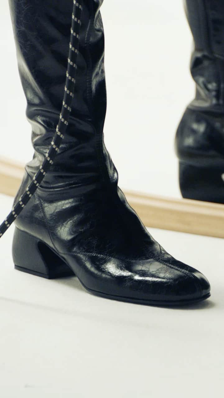 Sergio Rossiのインスタグラム：「Discover the allure and seductiveness of these timeless SI ROSSI by Sergio Rossi Fall Winter 2023 Collection! Available online and in store. #SIROSSI #SergioRossi」