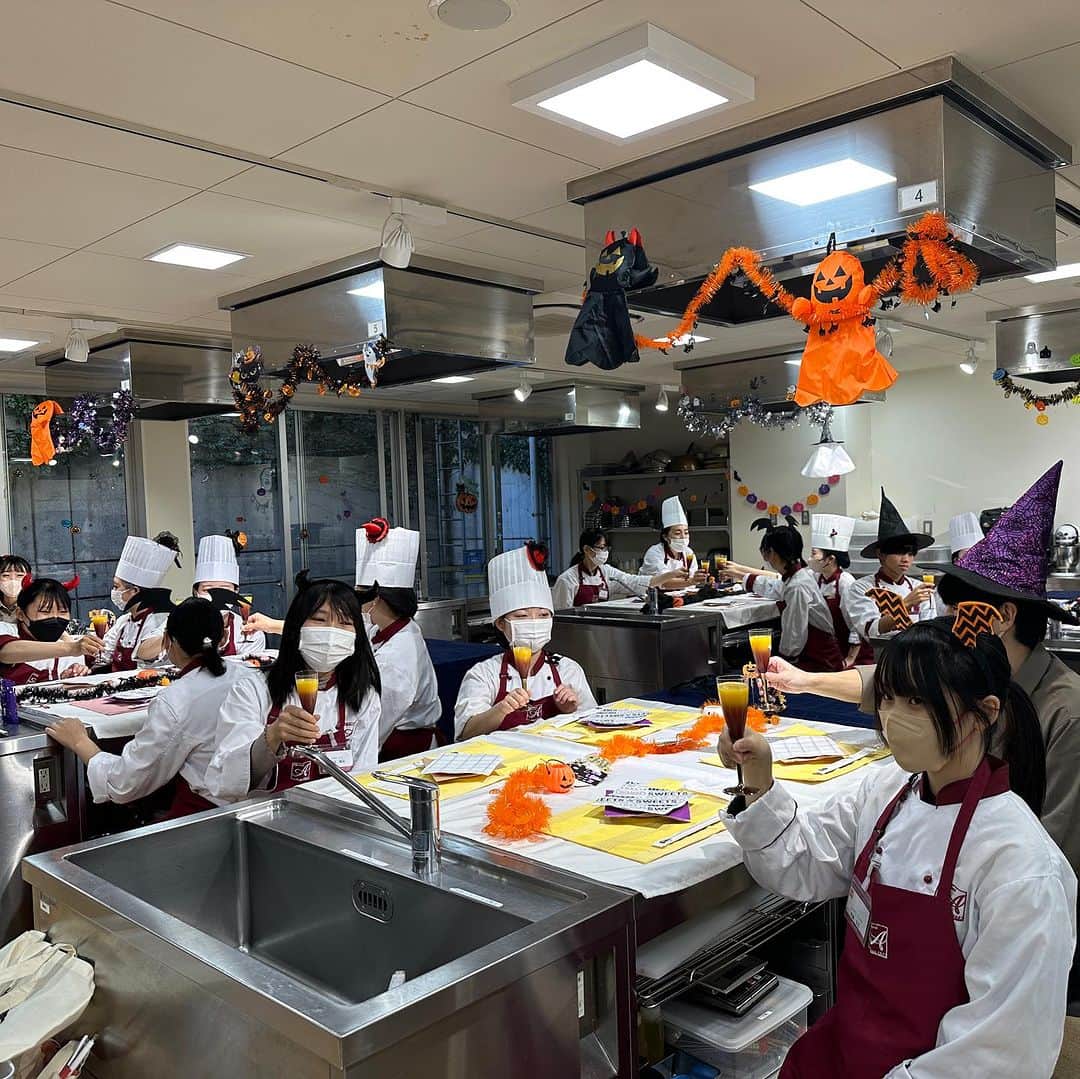 赤堀製菓専門学校さんのインスタグラム写真 - (赤堀製菓専門学校Instagram)「在校生SP❕ハロウィンケーキ＆ハロウィンパーティー👻🎃  月に1度のSPオープンキャンパス！ 本日は学生スタッフが運営を行いました！  豪華なハロウィンケーキを作り、 学生スタッフが作ったオリジナルスイーツ・オリジナルドリンクを試食でき、ゲームもするハロウィンパーティーをしました🫶🏻  学生スタッフも参加者もみなさん楽しそうにしていました🥰  #赤堀製菓専門学校 #パティシエ #パティシエ科 #パティシエ実践科 #専門学校 #進路 #お菓子作り  #専門学生 #製菓実習 #製菓専門学校 #専門学生の日常 #プロを目指す #製菓 #将来の夢 #パティシエの卵 #お菓子作り好きな人と繋がりたい #スイーツ好きな人と繋がりたい #楽しい学校 #製菓学生 #お菓子作り記録 #ケーキ屋さん #パティシエカメラ部  #スイーツ作り #ウェディングケーキ」10月22日 21時22分 - akahoriseika