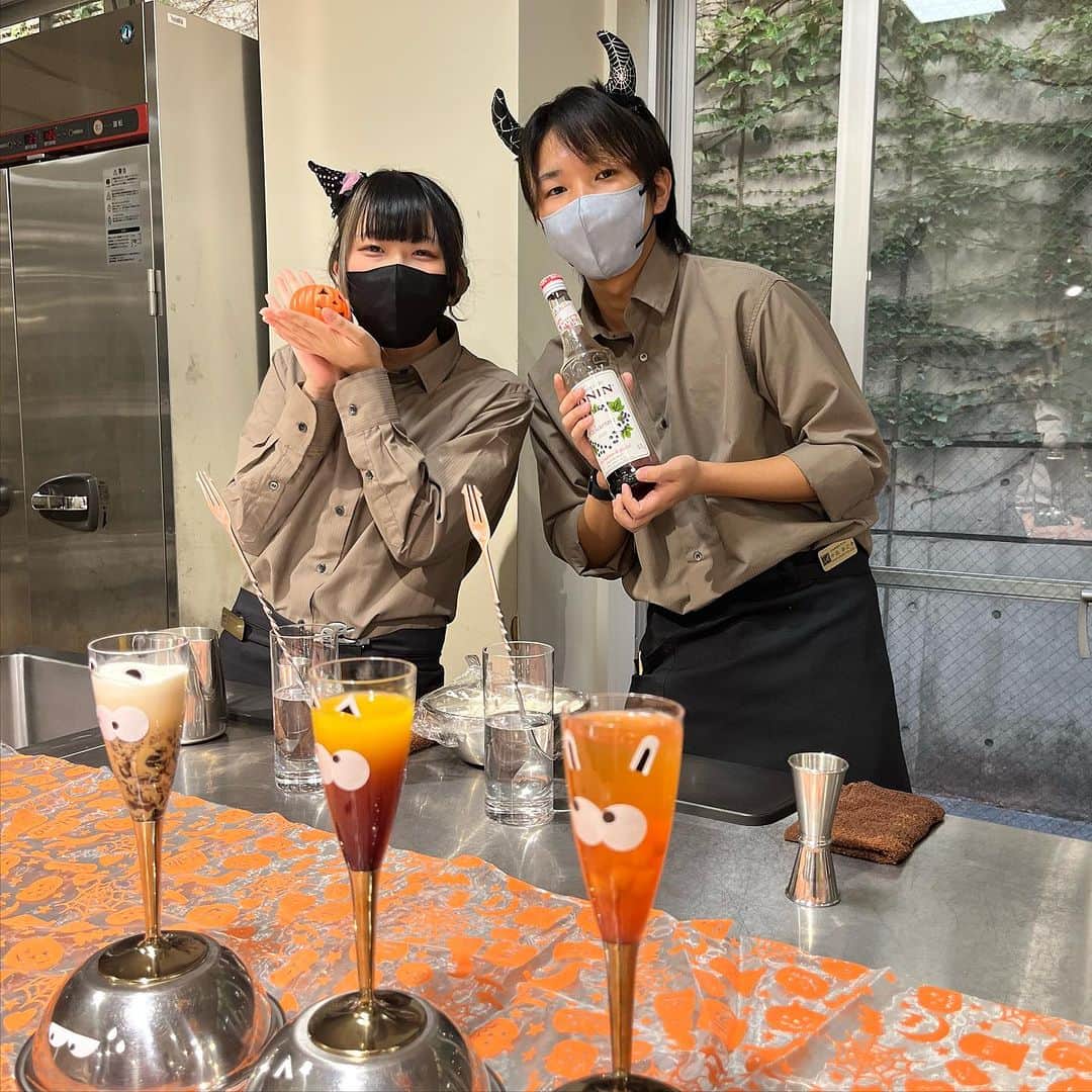 赤堀製菓専門学校さんのインスタグラム写真 - (赤堀製菓専門学校Instagram)「在校生SP❕ハロウィンケーキ＆ハロウィンパーティー👻🎃  月に1度のSPオープンキャンパス！ 本日は学生スタッフが運営を行いました！  豪華なハロウィンケーキを作り、 学生スタッフが作ったオリジナルスイーツ・オリジナルドリンクを試食でき、ゲームもするハロウィンパーティーをしました🫶🏻  学生スタッフも参加者もみなさん楽しそうにしていました🥰  #赤堀製菓専門学校 #パティシエ #パティシエ科 #パティシエ実践科 #専門学校 #進路 #お菓子作り  #専門学生 #製菓実習 #製菓専門学校 #専門学生の日常 #プロを目指す #製菓 #将来の夢 #パティシエの卵 #お菓子作り好きな人と繋がりたい #スイーツ好きな人と繋がりたい #楽しい学校 #製菓学生 #お菓子作り記録 #ケーキ屋さん #パティシエカメラ部  #スイーツ作り #ウェディングケーキ」10月22日 21時22分 - akahoriseika