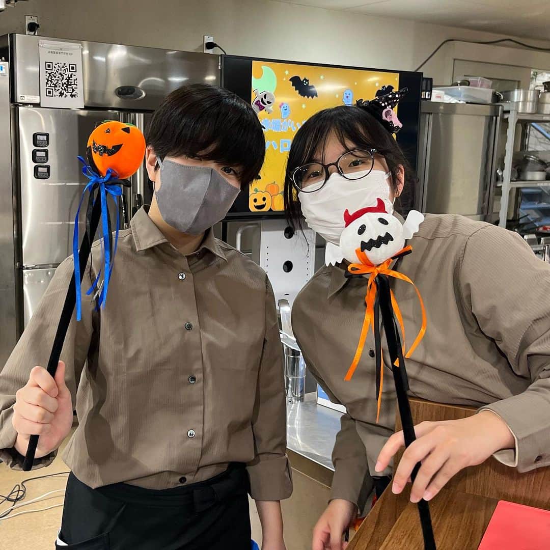 赤堀製菓専門学校さんのインスタグラム写真 - (赤堀製菓専門学校Instagram)「在校生SP❕ハロウィンケーキ＆ハロウィンパーティー👻🎃  月に1度のSPオープンキャンパス！ 本日は学生スタッフが運営を行いました！  豪華なハロウィンケーキを作り、 学生スタッフが作ったオリジナルスイーツ・オリジナルドリンクを試食でき、ゲームもするハロウィンパーティーをしました🫶🏻  学生スタッフも参加者もみなさん楽しそうにしていました🥰  #赤堀製菓専門学校 #パティシエ #パティシエ科 #パティシエ実践科 #専門学校 #進路 #お菓子作り  #専門学生 #製菓実習 #製菓専門学校 #専門学生の日常 #プロを目指す #製菓 #将来の夢 #パティシエの卵 #お菓子作り好きな人と繋がりたい #スイーツ好きな人と繋がりたい #楽しい学校 #製菓学生 #お菓子作り記録 #ケーキ屋さん #パティシエカメラ部  #スイーツ作り #ウェディングケーキ」10月22日 21時22分 - akahoriseika