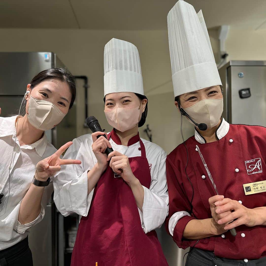 赤堀製菓専門学校さんのインスタグラム写真 - (赤堀製菓専門学校Instagram)「在校生SP❕ハロウィンケーキ＆ハロウィンパーティー👻🎃  月に1度のSPオープンキャンパス！ 本日は学生スタッフが運営を行いました！  豪華なハロウィンケーキを作り、 学生スタッフが作ったオリジナルスイーツ・オリジナルドリンクを試食でき、ゲームもするハロウィンパーティーをしました🫶🏻  学生スタッフも参加者もみなさん楽しそうにしていました🥰  #赤堀製菓専門学校 #パティシエ #パティシエ科 #パティシエ実践科 #専門学校 #進路 #お菓子作り  #専門学生 #製菓実習 #製菓専門学校 #専門学生の日常 #プロを目指す #製菓 #将来の夢 #パティシエの卵 #お菓子作り好きな人と繋がりたい #スイーツ好きな人と繋がりたい #楽しい学校 #製菓学生 #お菓子作り記録 #ケーキ屋さん #パティシエカメラ部  #スイーツ作り #ウェディングケーキ」10月22日 21時22分 - akahoriseika