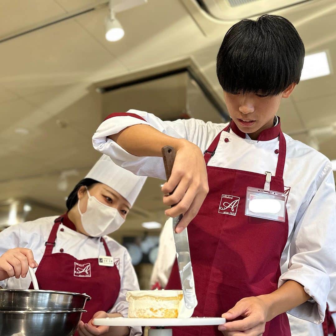 赤堀製菓専門学校さんのインスタグラム写真 - (赤堀製菓専門学校Instagram)「在校生SP❕ハロウィンケーキ＆ハロウィンパーティー👻🎃  月に1度のSPオープンキャンパス！ 本日は学生スタッフが運営を行いました！  豪華なハロウィンケーキを作り、 学生スタッフが作ったオリジナルスイーツ・オリジナルドリンクを試食でき、ゲームもするハロウィンパーティーをしました🫶🏻  学生スタッフも参加者もみなさん楽しそうにしていました🥰  #赤堀製菓専門学校 #パティシエ #パティシエ科 #パティシエ実践科 #専門学校 #進路 #お菓子作り  #専門学生 #製菓実習 #製菓専門学校 #専門学生の日常 #プロを目指す #製菓 #将来の夢 #パティシエの卵 #お菓子作り好きな人と繋がりたい #スイーツ好きな人と繋がりたい #楽しい学校 #製菓学生 #お菓子作り記録 #ケーキ屋さん #パティシエカメラ部  #スイーツ作り #ウェディングケーキ」10月22日 21時22分 - akahoriseika