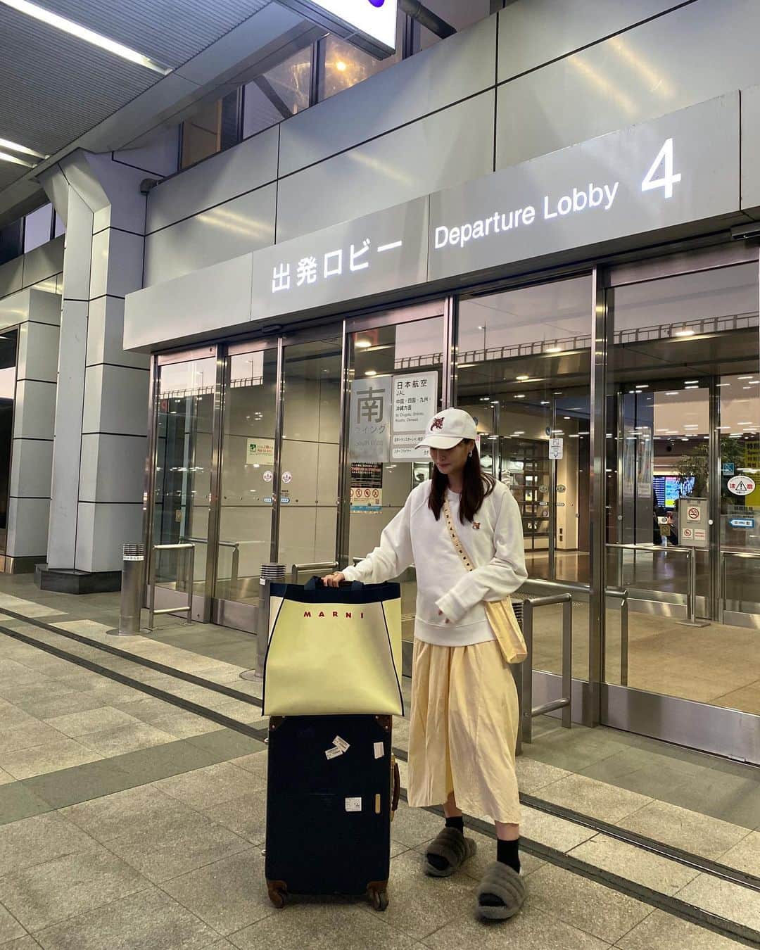和田瞳のインスタグラム：「羽田空港で✈  空港の雰囲気も好きだし、飛行機乗るのも好き。 特に機内から見る夜景が好き！！！  行きに見えた富士山おすそ分けします🗻  sweat & cap : #maisonkitsune  dress : #cos sandals : #UGG bag : #MARNI carrycase : #jewelnarose」