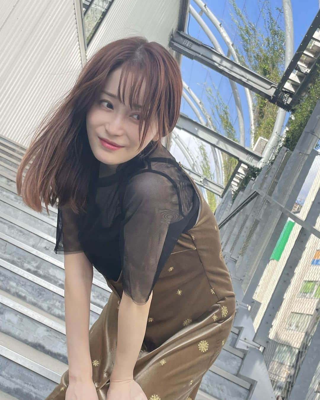 岡部磨知のインスタグラム：「来月、初のファンミーティングを開催します🥰気づいたら1ヶ月切ってる。。 ゲストMCの方をお迎えして、限られた人数でのかなりレアな内容となっております！ 後半にはライブもあり🎻 グッズも今回だけの限定の初グッズもあります〜！ ご予約はプロフィールリンクから✨ 是非お待ちしております💕 11/17金曜日 夜19時半スタート 下北沢com.cafe音倉にてotokura.jp ✨岡部磨知ファンミーティング2023✨」