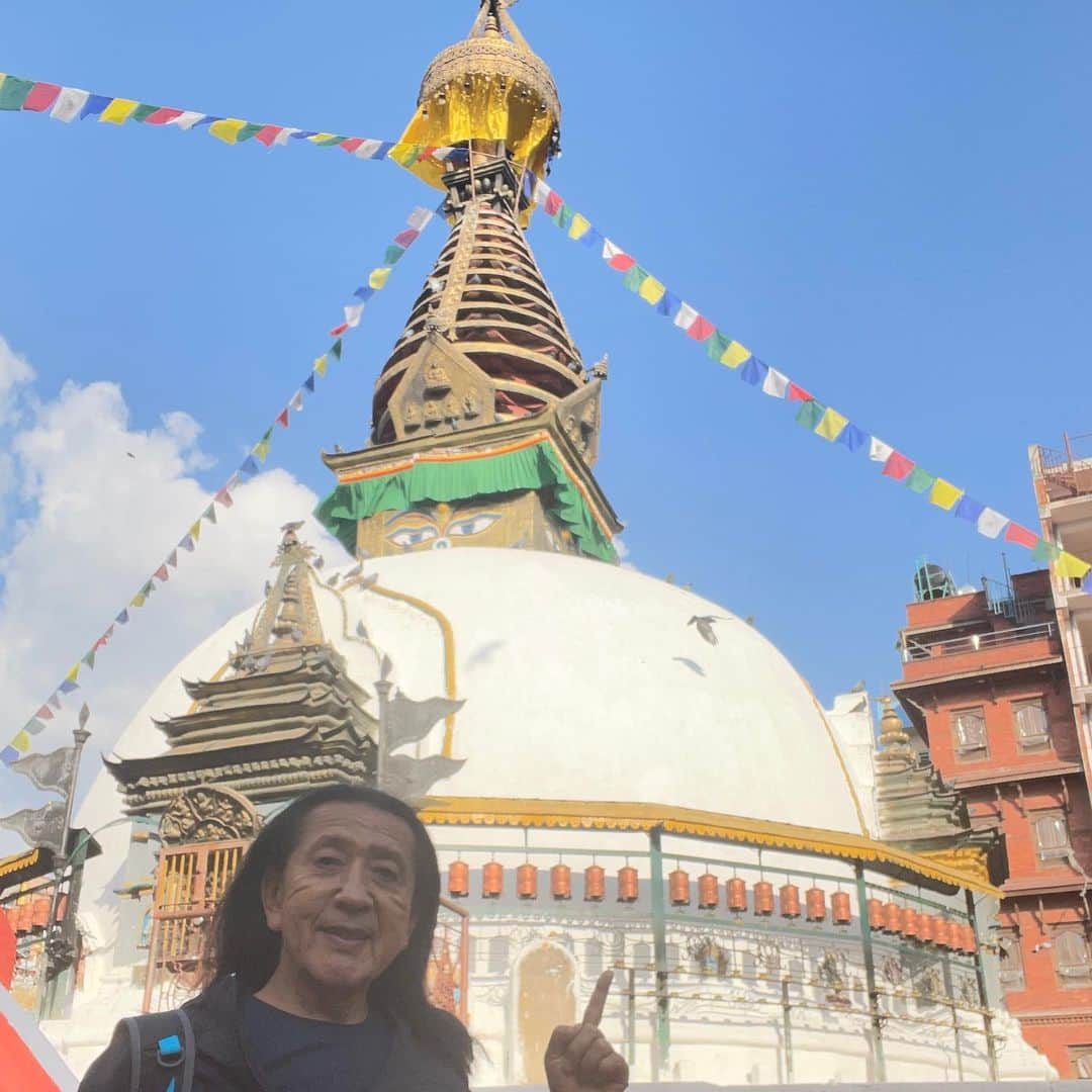 Ken Harakumaのインスタグラム：「ケンハラクマと行くネパール🇳🇵ヒマラヤンヨガトレーニング『カトマンズ編』 ダルバール広場と寺院巡り。 散策の後は、ネパール舞踊とディナーのお店までリクシャーで移動。 🛕🛕🛕🚶🚶🚶 @international_yoga_center  @fumiinaa_yoga  @erika_ikeda_moka  #ポカラ #ヨガ合宿  #アシュタンガヨガ  #ネパール  #ケンハラクマ」