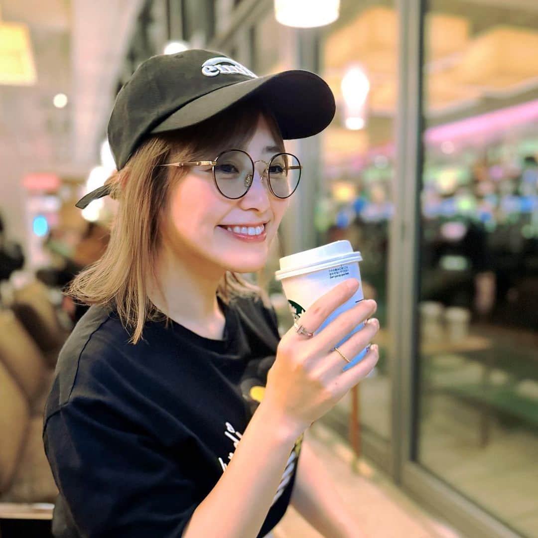 山下まみのインスタグラム：「東京に居なすぎて半袖でお散歩しちゃうくらいには季節を捉えられていません。  そしてどんなに空き時間歩いても、最後にカフェ寄るから痩せません。  ところで新しい機能を発見しました。  Q. 私の今日の夜ご飯は、なんだったでしょう。」