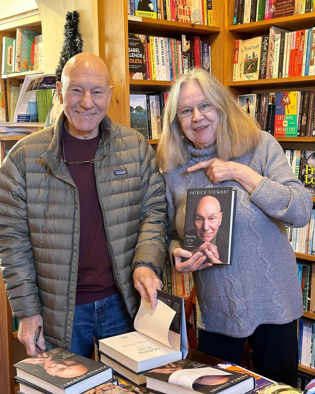 パトリック・スチュワートさんのインスタグラム写真 - (パトリック・スチュワートInstagram)「Saw my memoir in the window of The Woodstock Bookshop in Oxfordshire and thought I’d pop in…」10月22日 21時31分 - sirpatstew