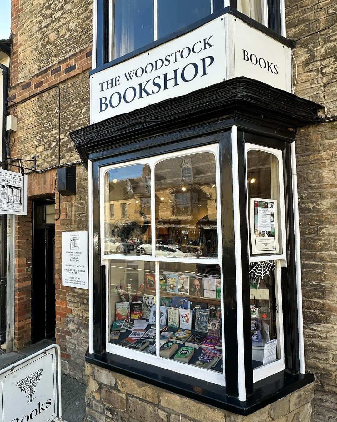 パトリック・スチュワートさんのインスタグラム写真 - (パトリック・スチュワートInstagram)「Saw my memoir in the window of The Woodstock Bookshop in Oxfordshire and thought I’d pop in…」10月22日 21時31分 - sirpatstew