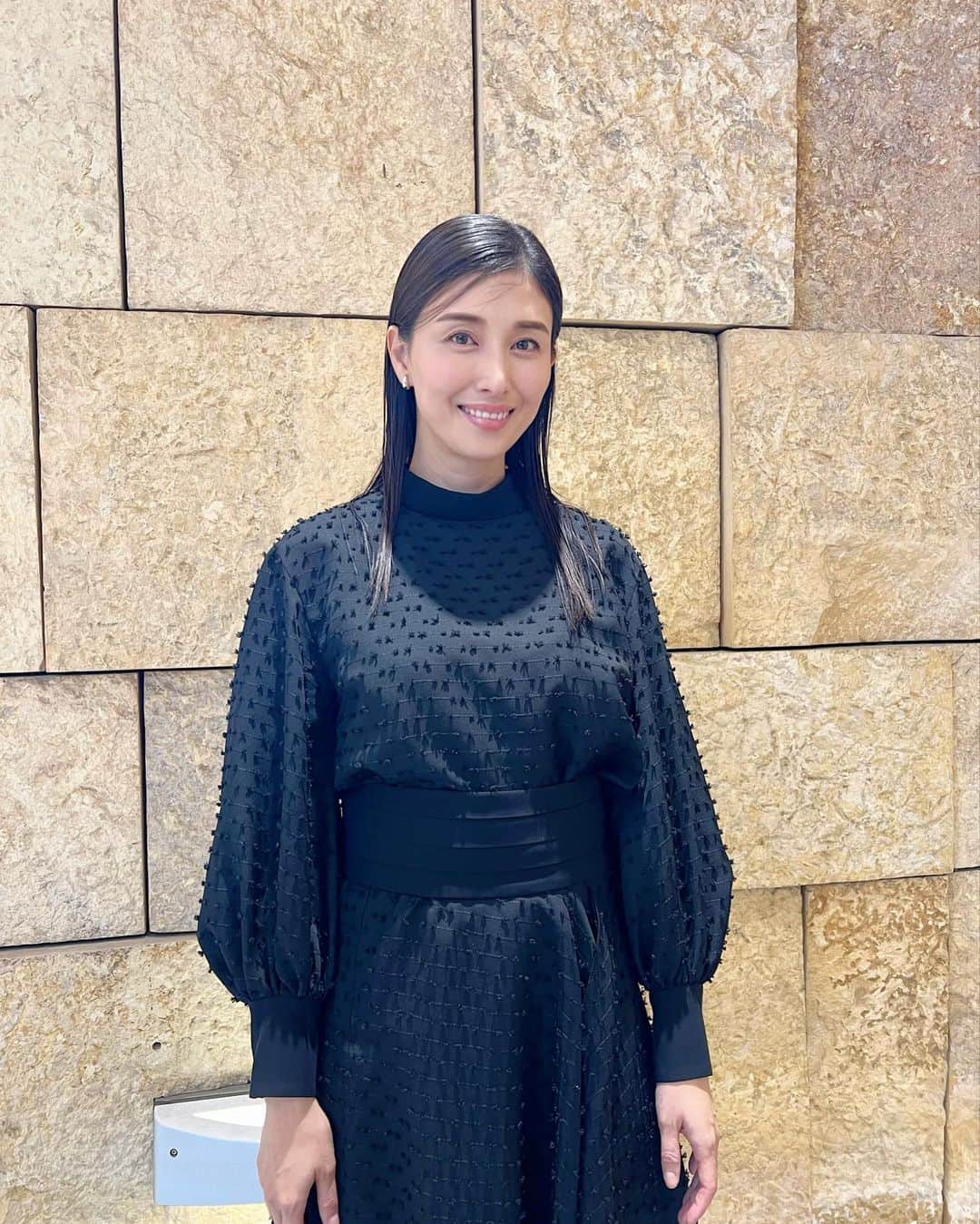 橋本マナミのインスタグラム：「昨日の六本木ヒルズでの浜フェスのイベントありがとうございました🥰福島県いわき市のお話や子育てのお話などさせていただきました(^^)ホタテのチーズ焼きと日本酒も美味しかったぁ！！ いわき市は都心からも出やすいのでぜひ遊びに行ってみてください💕 お洋服　@adore_jp #pr」