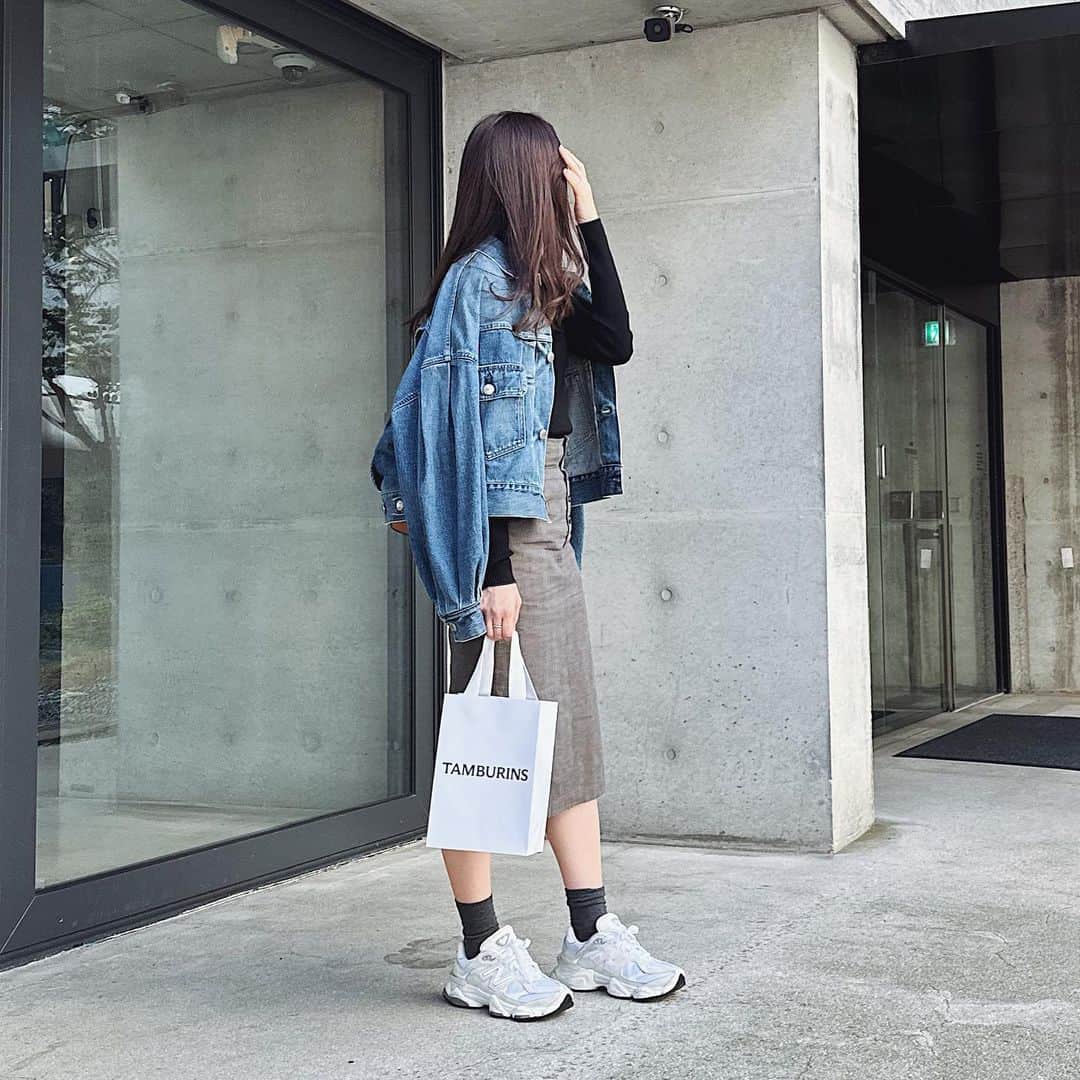 akipanda626のインスタグラム：「. ここで韓国언니 が300枚くらい写真撮ってて なんかいい感じに撮れるのかと思って私も撮ってもらった  まあまあ普通の仕上がりだった←     @tamburinsofficial と @gentlemonster が入ってる おしゃれビルでゆっくり買い物できた😌🫱🏻 　 　 　 #渡韓コーデ #韓国旅行  #🐼の服」