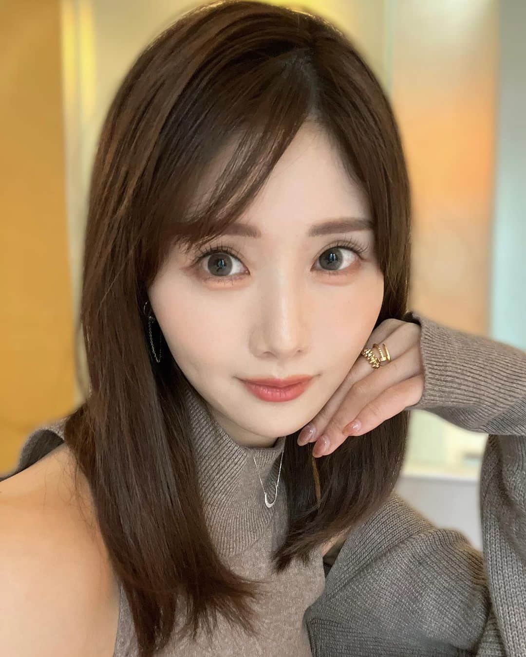 一木美里のインスタグラム：「오늘도 hince의 make up🎀💕💖  ヘアメイクの予約はDMからできます:)  #メイク#清潭メイク#韓国メイク#韓国メイクショップ」